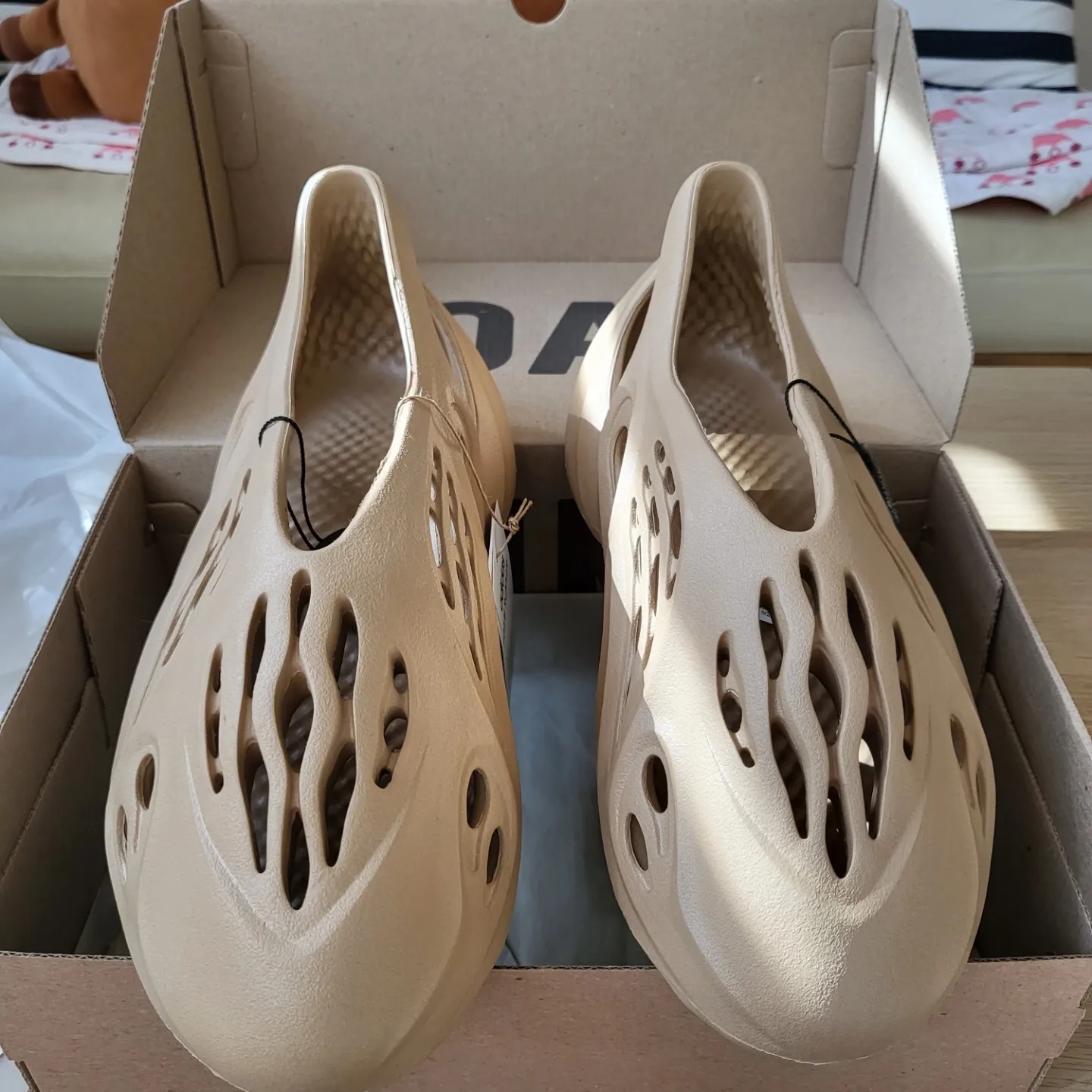 Adidas Yeezy Foam RNNR Ochre, Adidas Yeezy Foam RNNR MX Sand Grey 착용 스타일 - 2