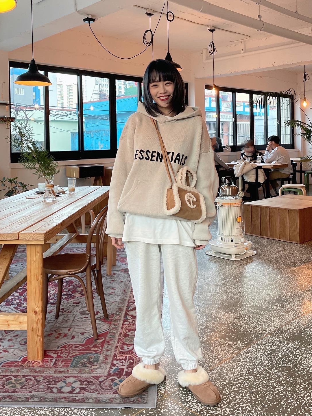 Telfar x UGG Small Shopping Bag Chestnut, Essentials Knit Pullover Hoodie Moss - 21SS 착용 스타일 - 2
