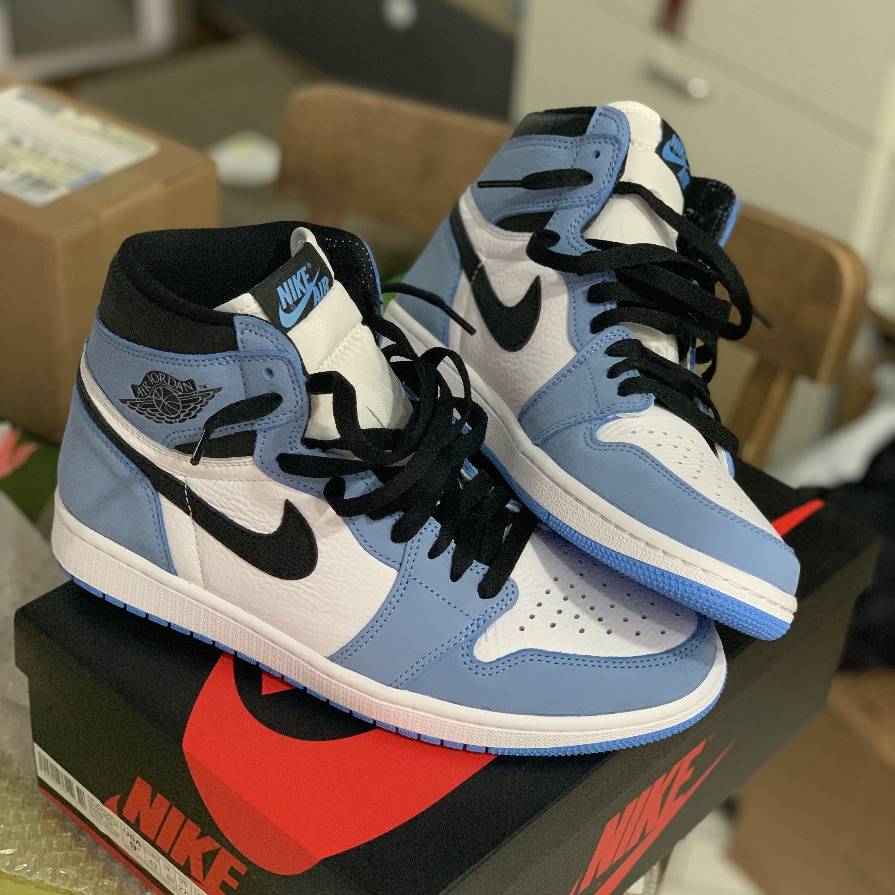 Jordan 1 Retro High OG University Blue, Jordan 1 Retro High OG Patent Bred 착용 스타일 - 1