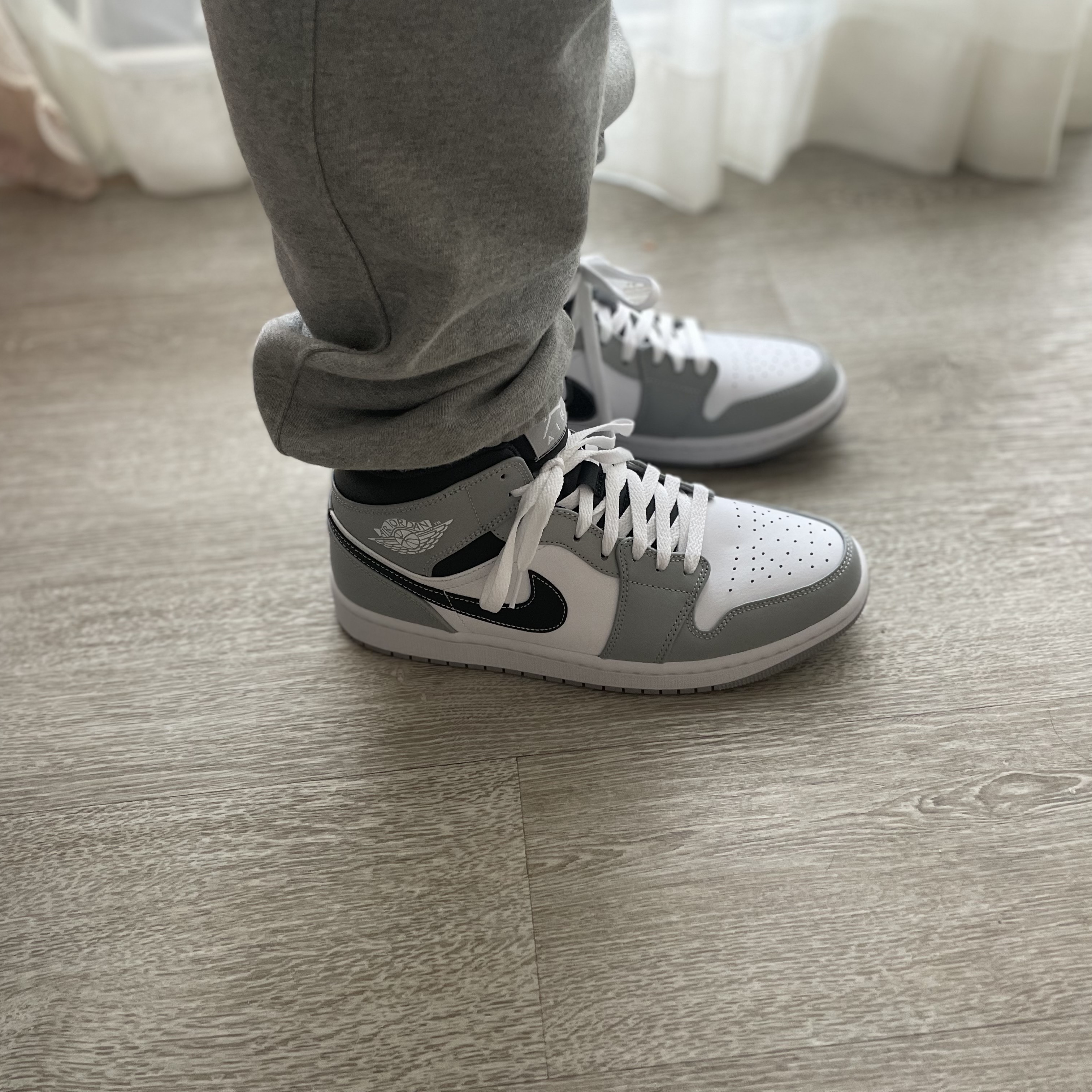 Jordan 1 Mid Light Smoke Grey Anthracite 착용 스타일 - 4