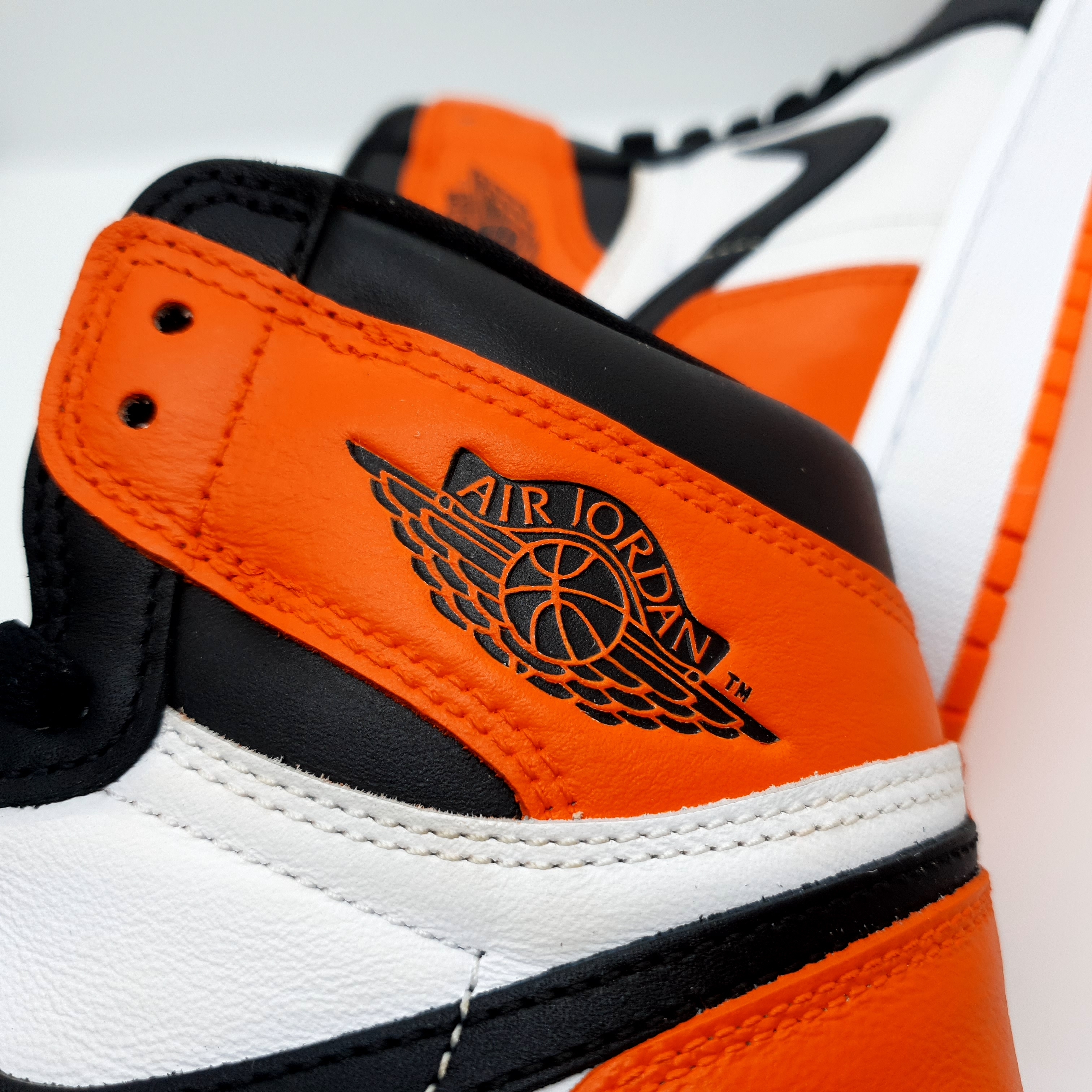 Jordan 1 Retro High OG Electro Orange 착용 스타일 - 3