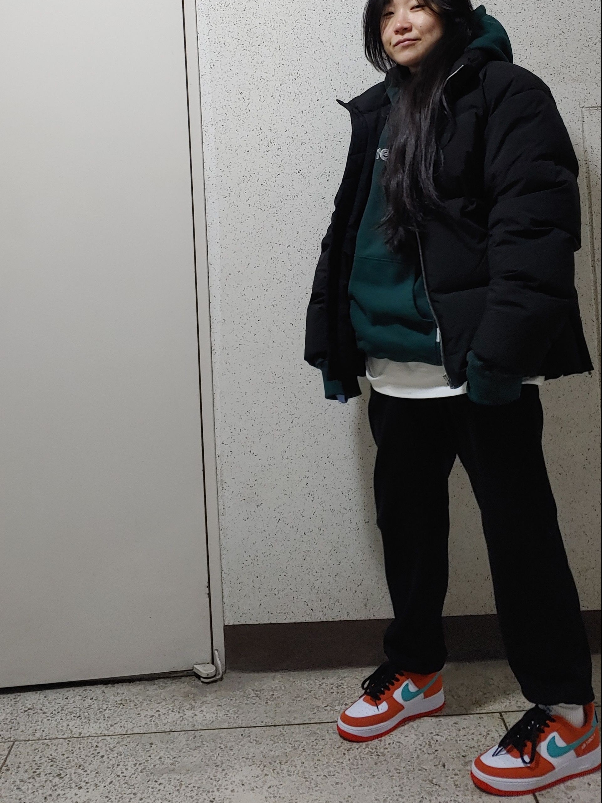 Nike Air Force 1 '07 LV8 Athletic Club Rush Orange Washed Teal 착용 스타일 - 3