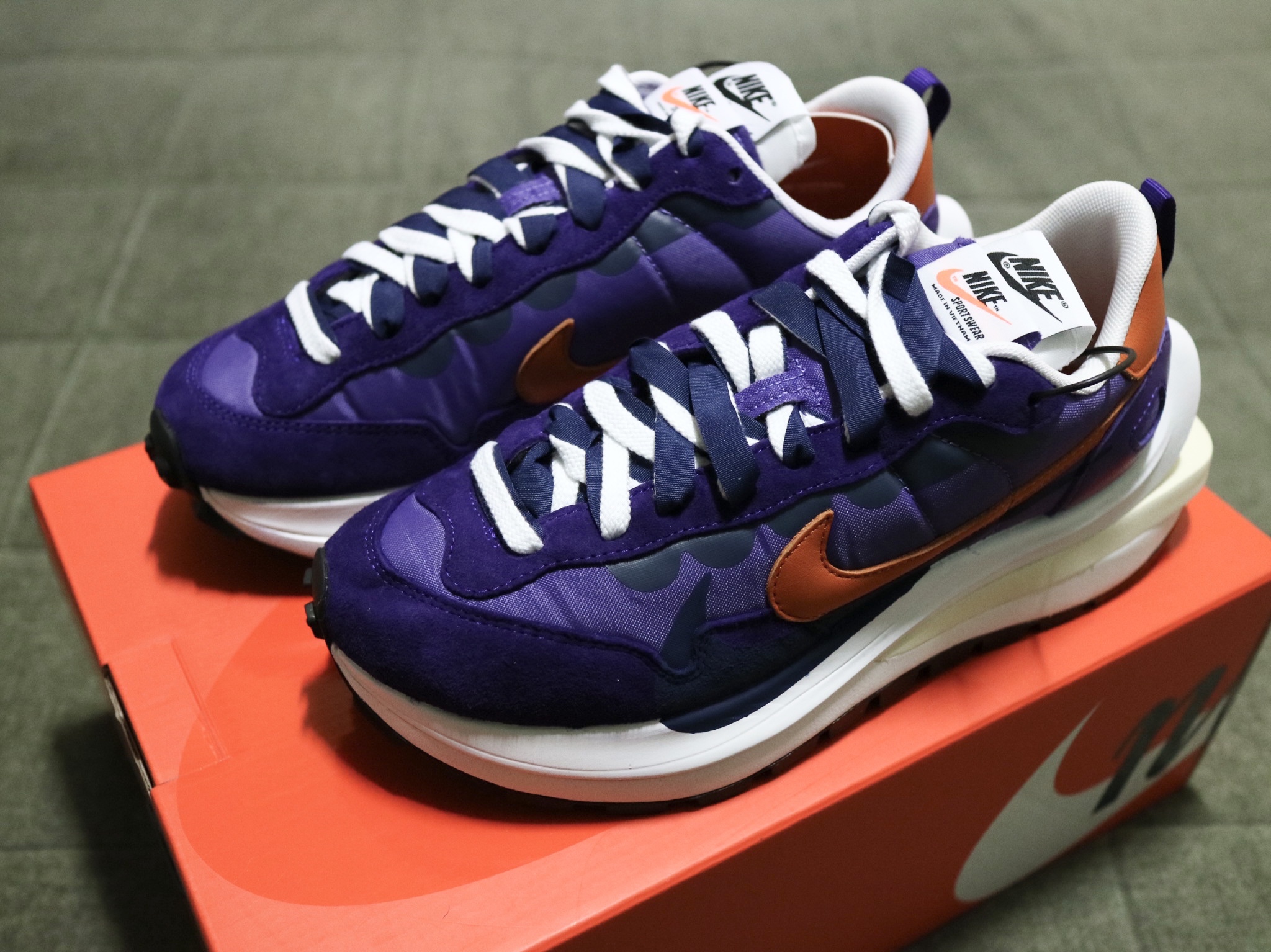 Nike x Sacai VaporWaffle Dark Iris, Nike x Sacai VaporWaffle Sesame and Blue Void 착용 스타일 - 2