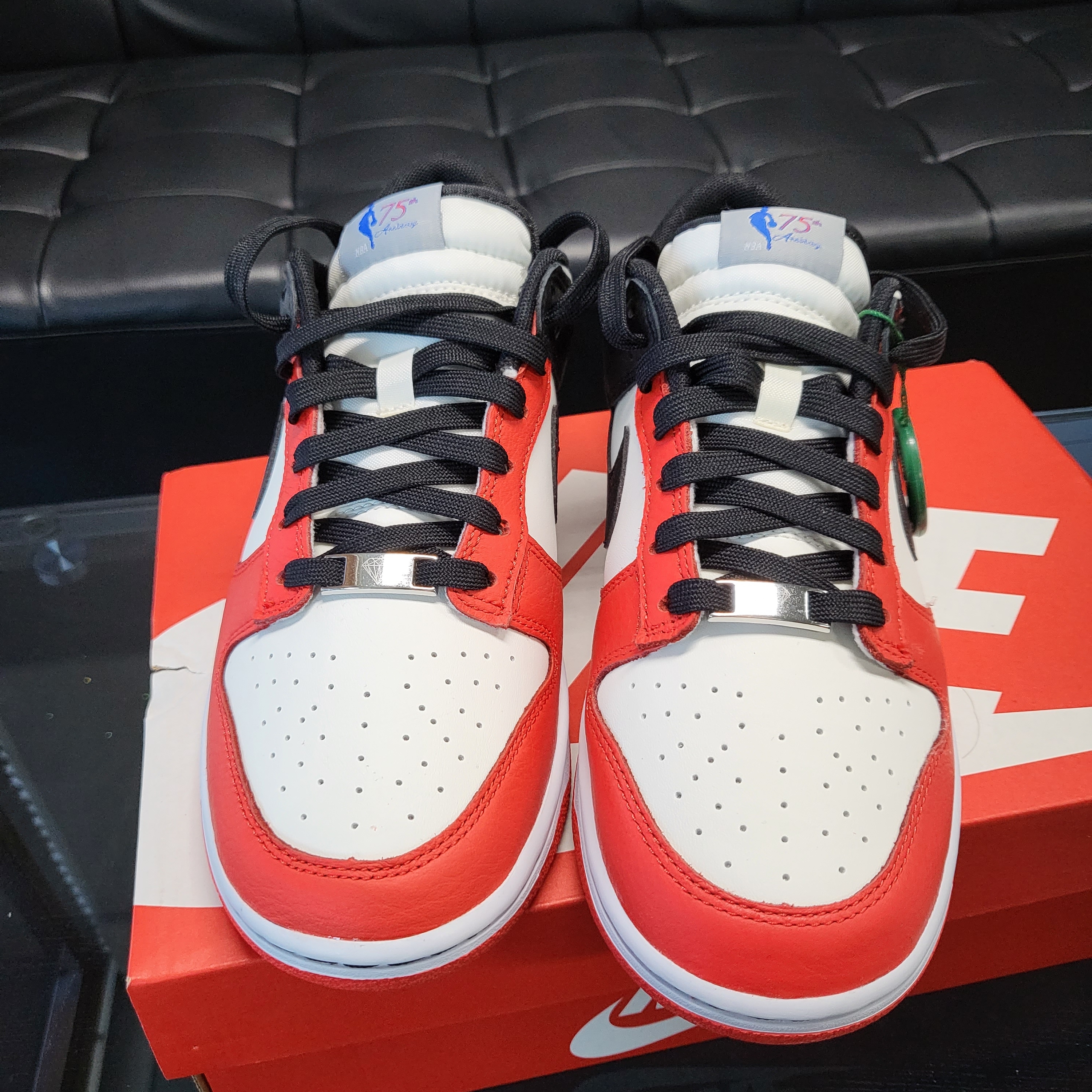 Nike x NBA Dunk Low Retro EMB Black and Chile Red 착용 스타일 - 2