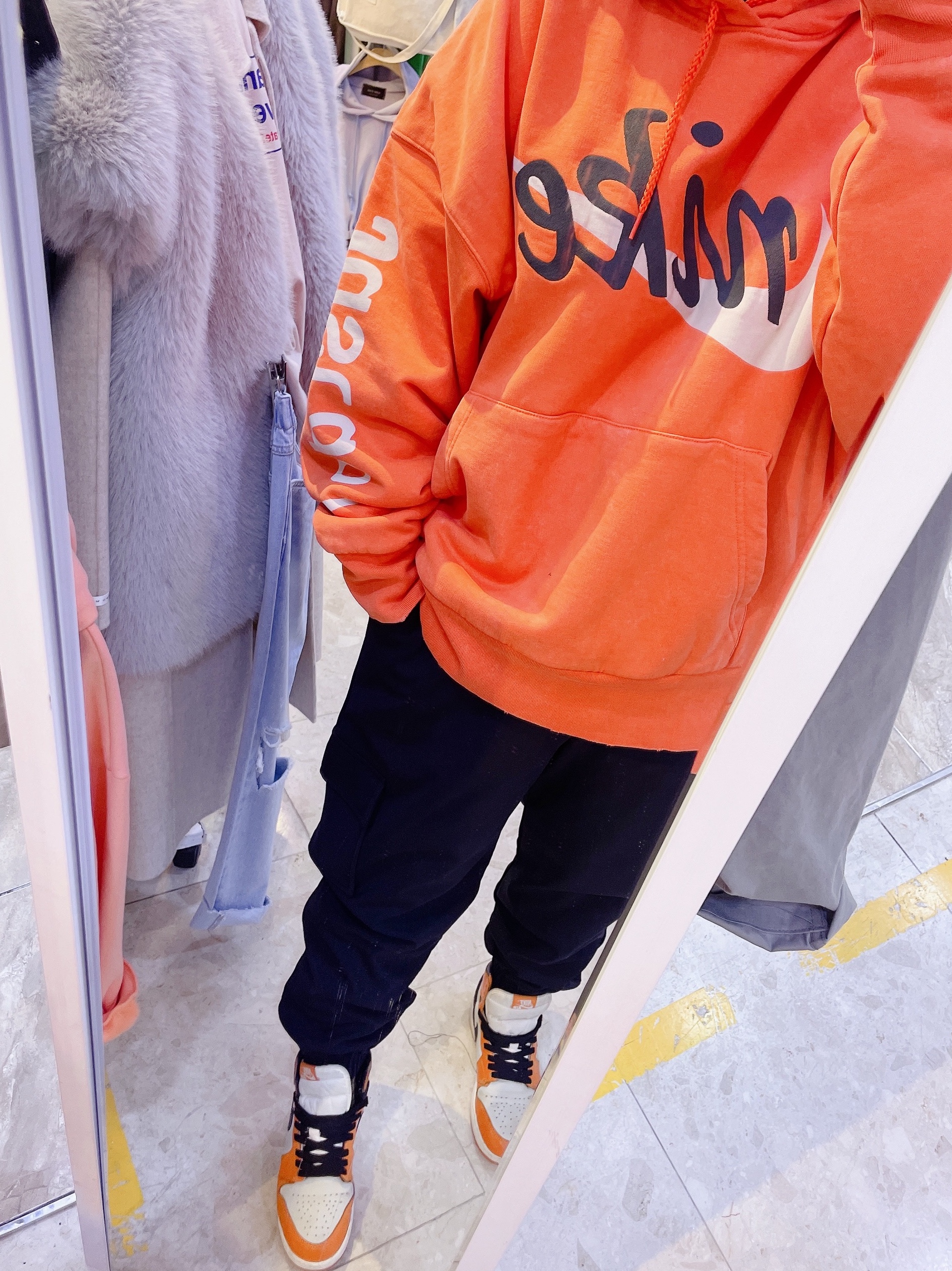 Nike x Cactus Plant Flea Market Shoebox Heavyweight Hooded Pullover Orange - US/EU, Jordan 1 Retro High OG Reverse Shattered Backboard 착용 스타일 - 3