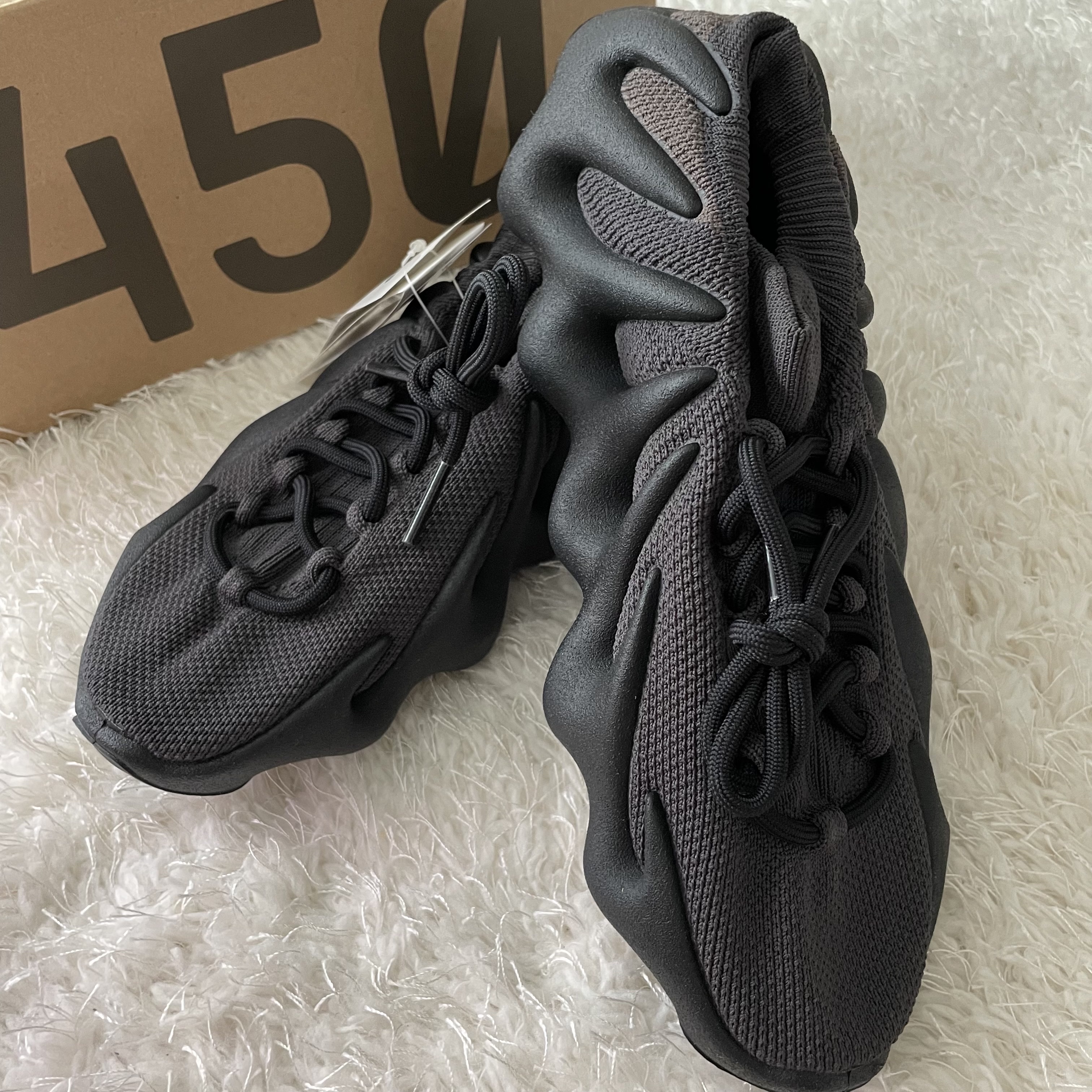 Adidas Yeezy 450 Dark Slate 착용 스타일