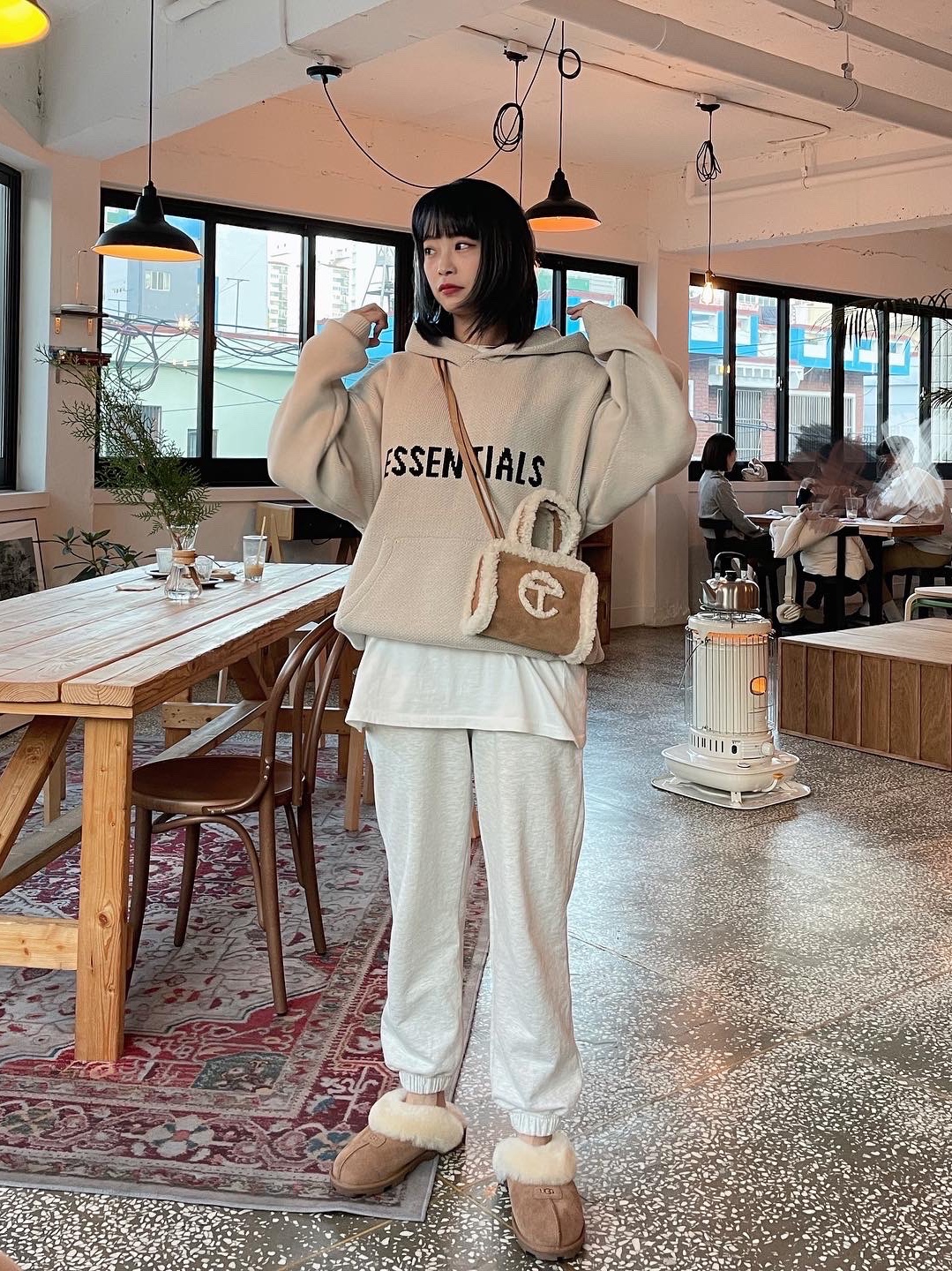 Telfar x UGG Small Shopping Bag Chestnut, Essentials Knit Pullover Hoodie Moss - 21SS 착용 스타일 - 3
