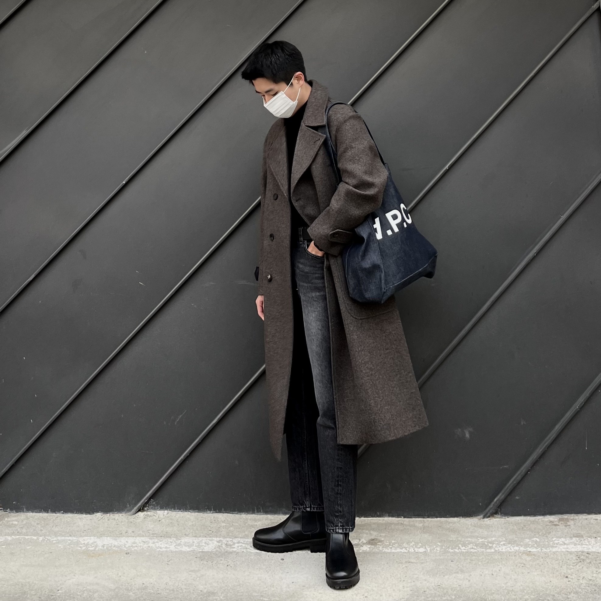 A.P.C. Laure Tote Bag Blue 착용 스타일 - 4