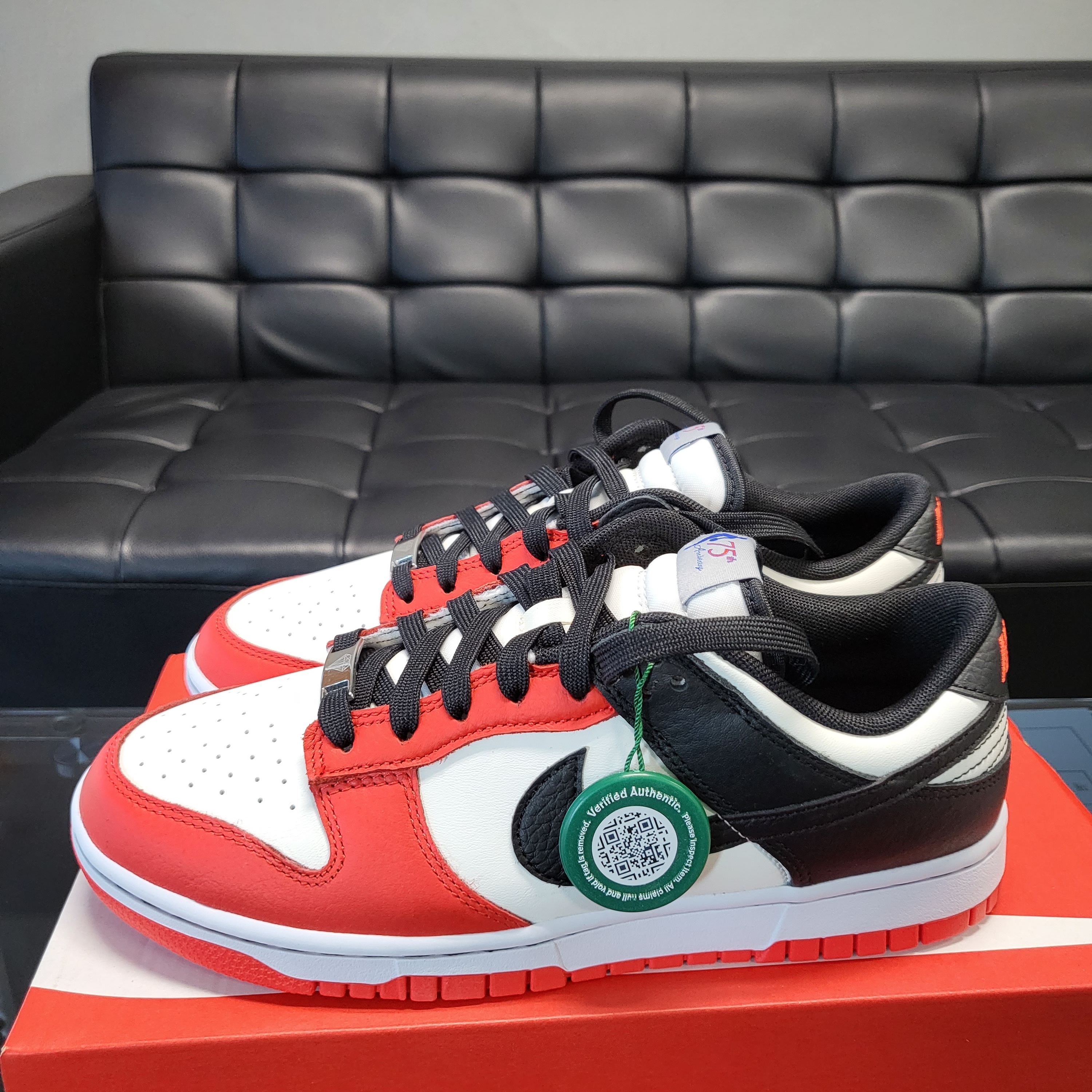 Nike x NBA Dunk Low Retro EMB Black and Chile Red 착용 스타일 - 3