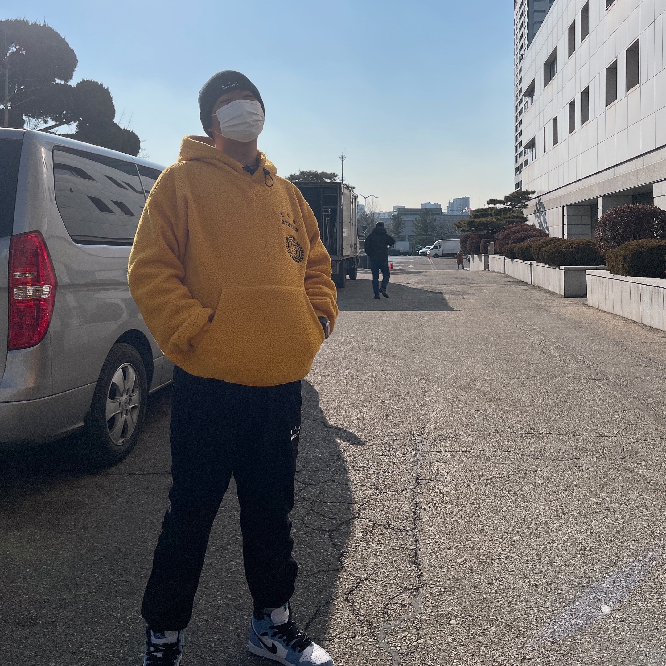 IAB Studio x LMC Boa Fleece Hoodie Yellow, IAB Studio Track Pants Black 착용 스타일