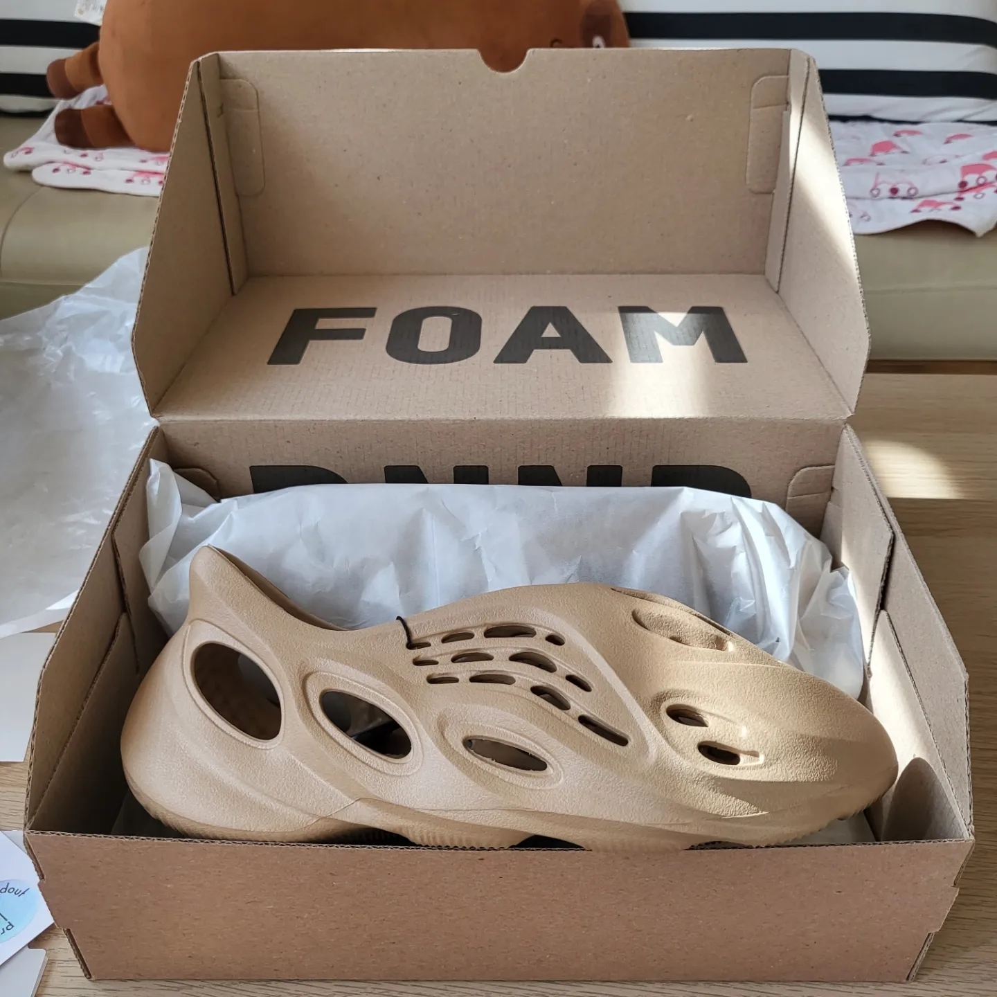 Adidas Yeezy Foam RNNR Ochre, Adidas Yeezy Foam RNNR MX Sand Grey 착용 스타일 - 5