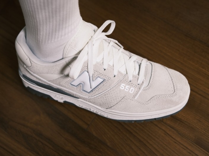 New Balance x United Arrows 550 Off White 착용 스타일 - 3