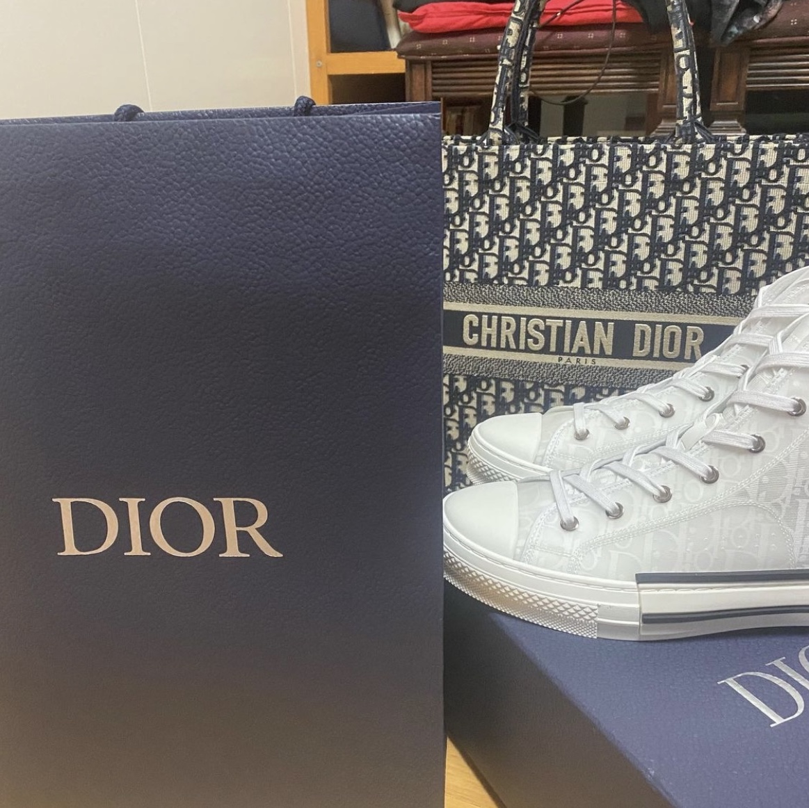Dior Large Book Tote Blue Dior Oblique Embroidery, Dior B23 High Dior Oblique White 착용 스타일 - 2