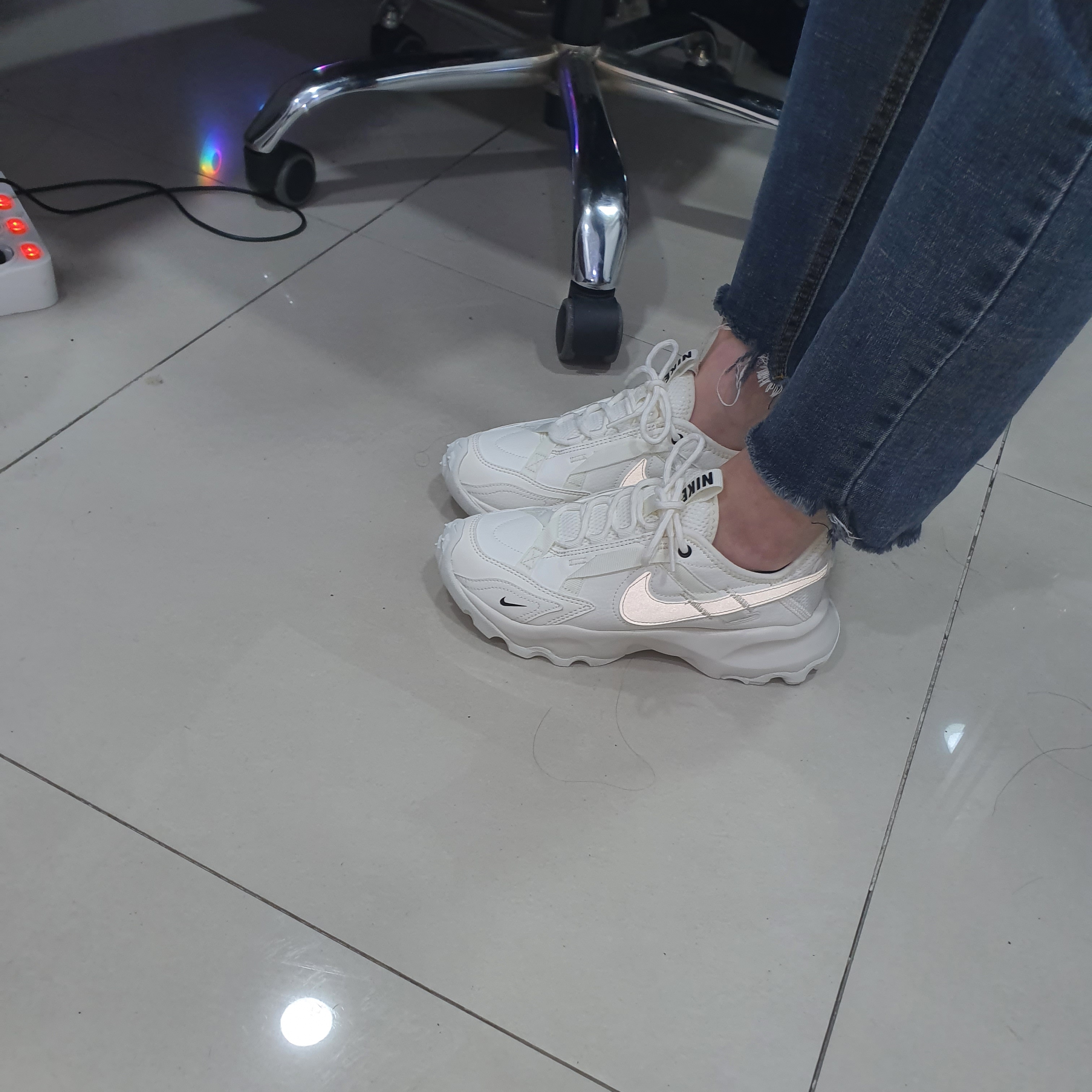 (W) Nike TC 7900 Summit White 착용 스타일 - 4