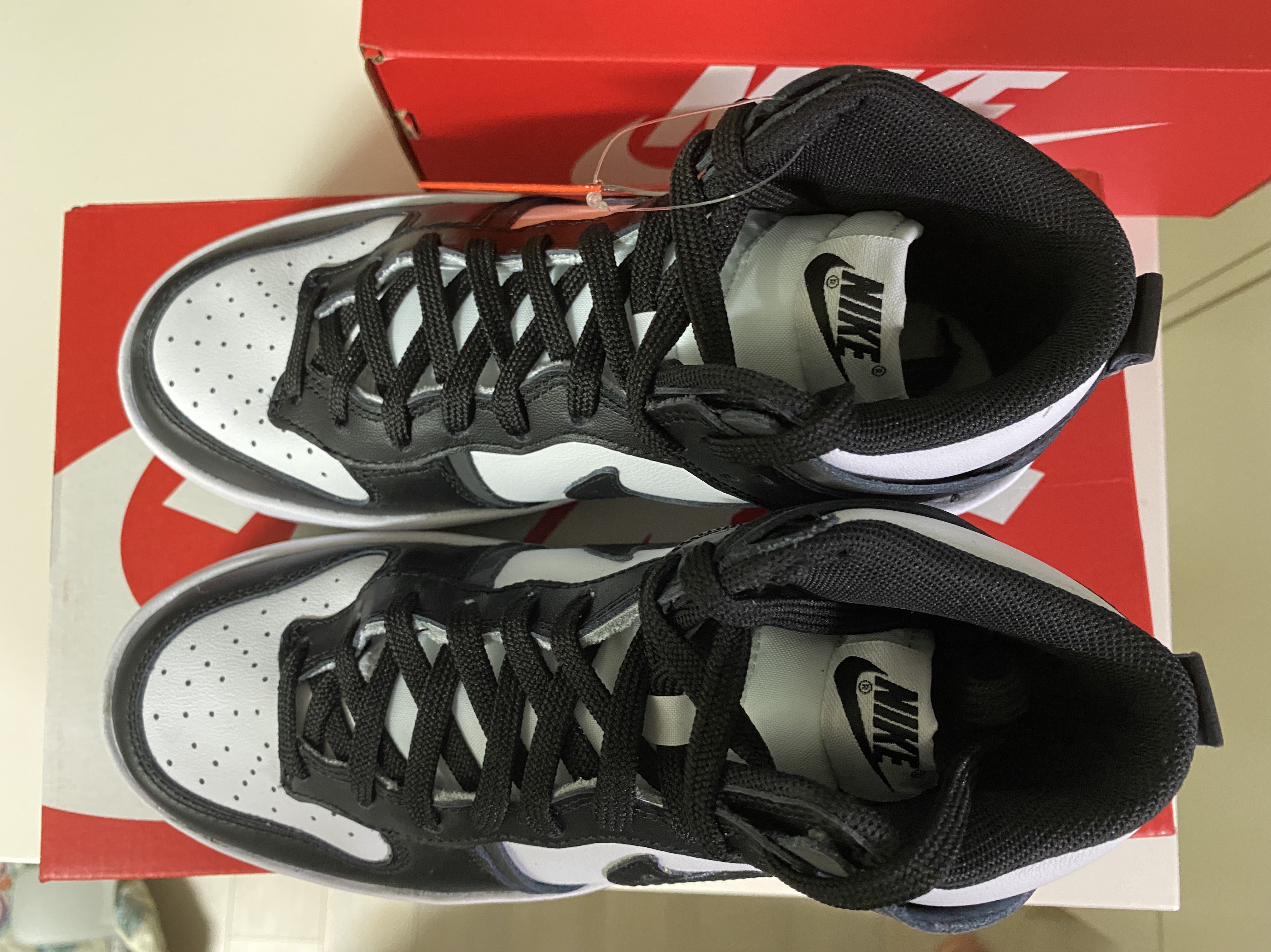 (W) Nike Dunk High Up Black and White 착용 스타일 - 4