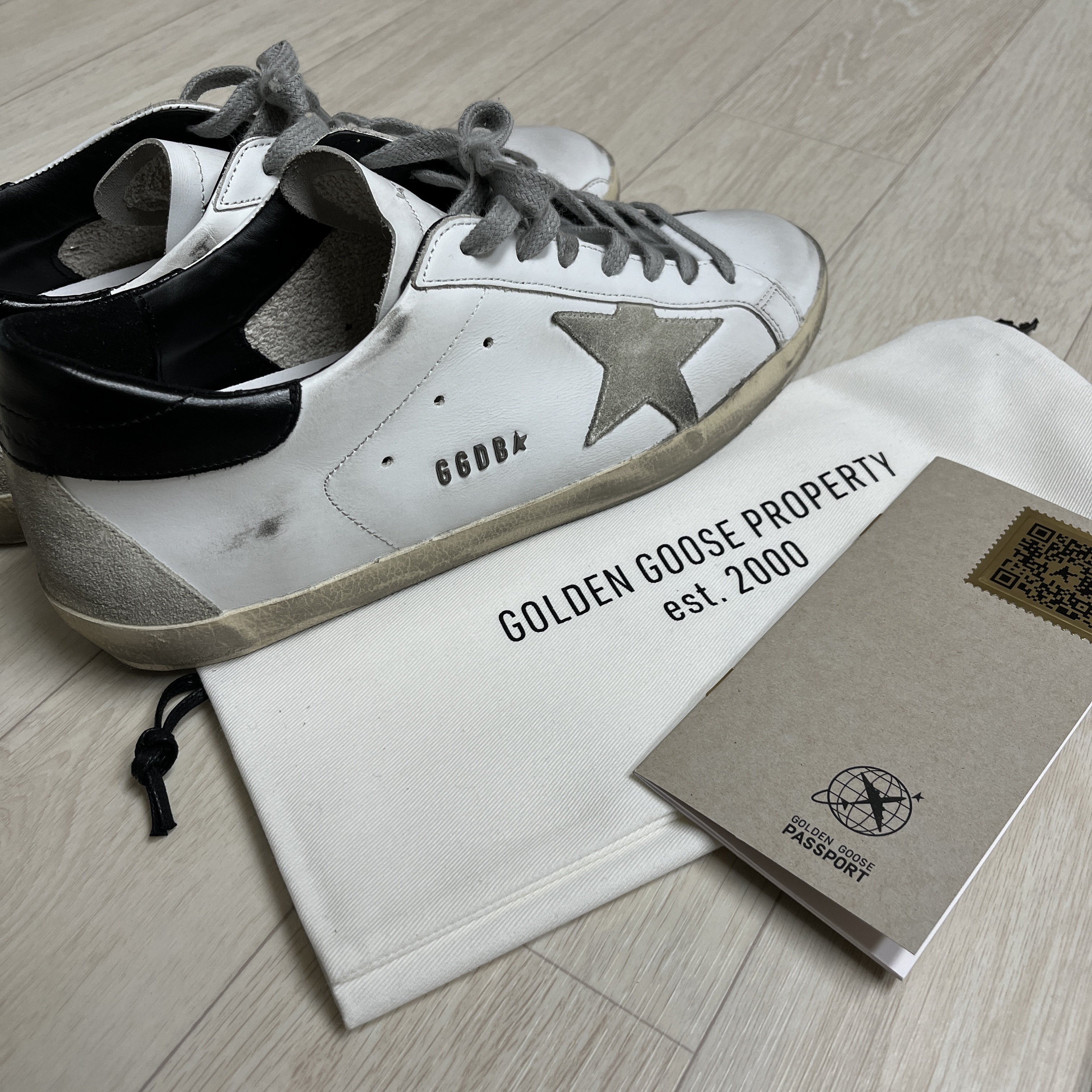 Golden Goose Superstar White Black Heel Tab Sneakers 착용 스타일