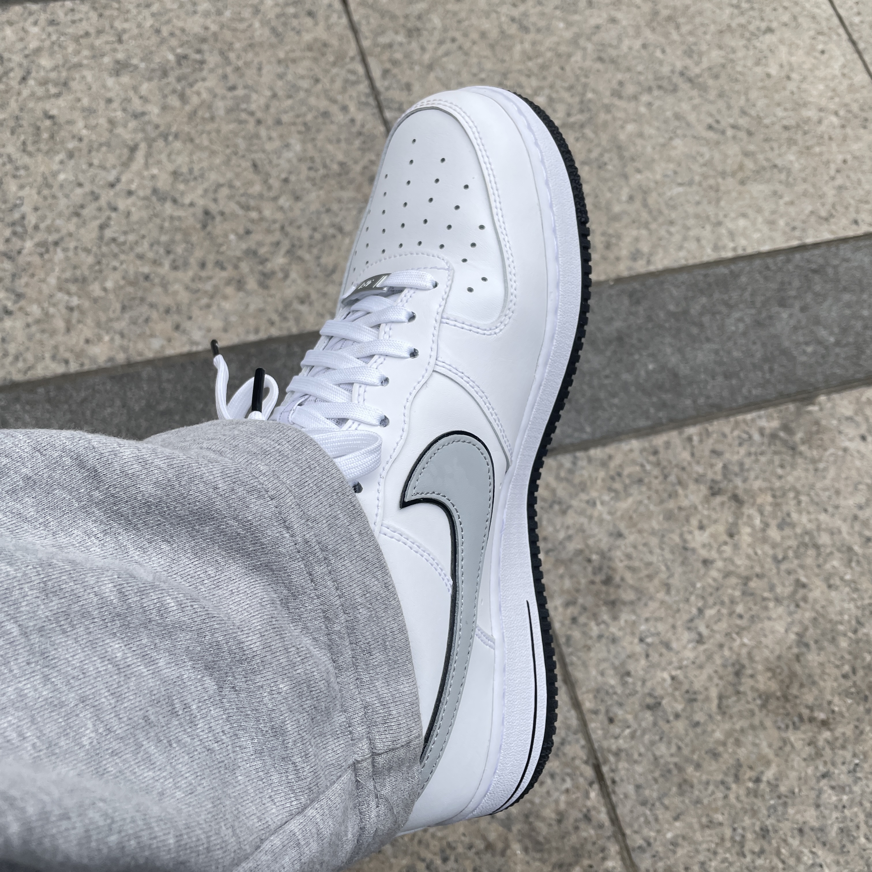 Nike Air Force 1 '07 LV8 White Black Wolf Grey 착용 스타일