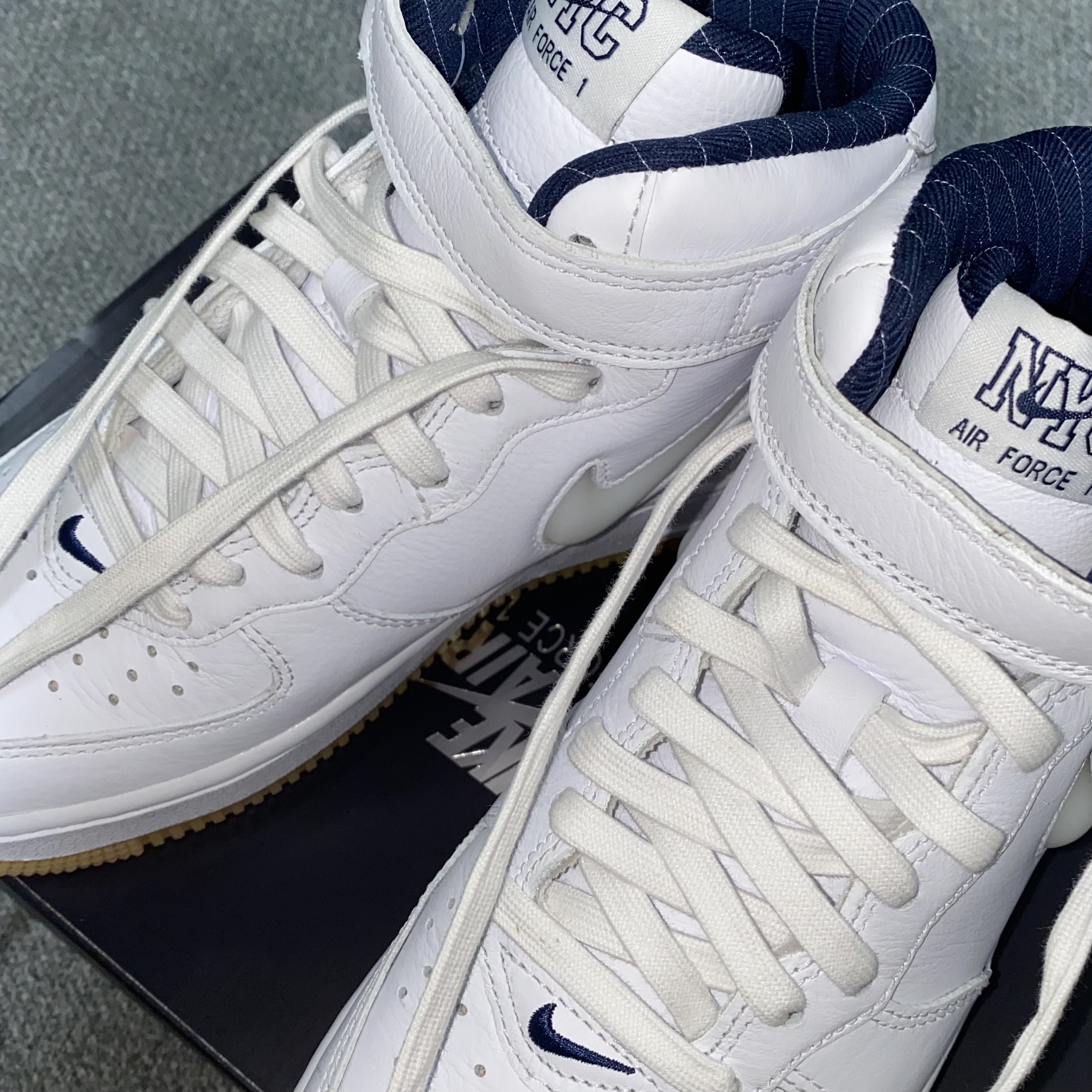 Nike Air Force 1 Mid QS NYC White Midnight Navy 착용 스타일