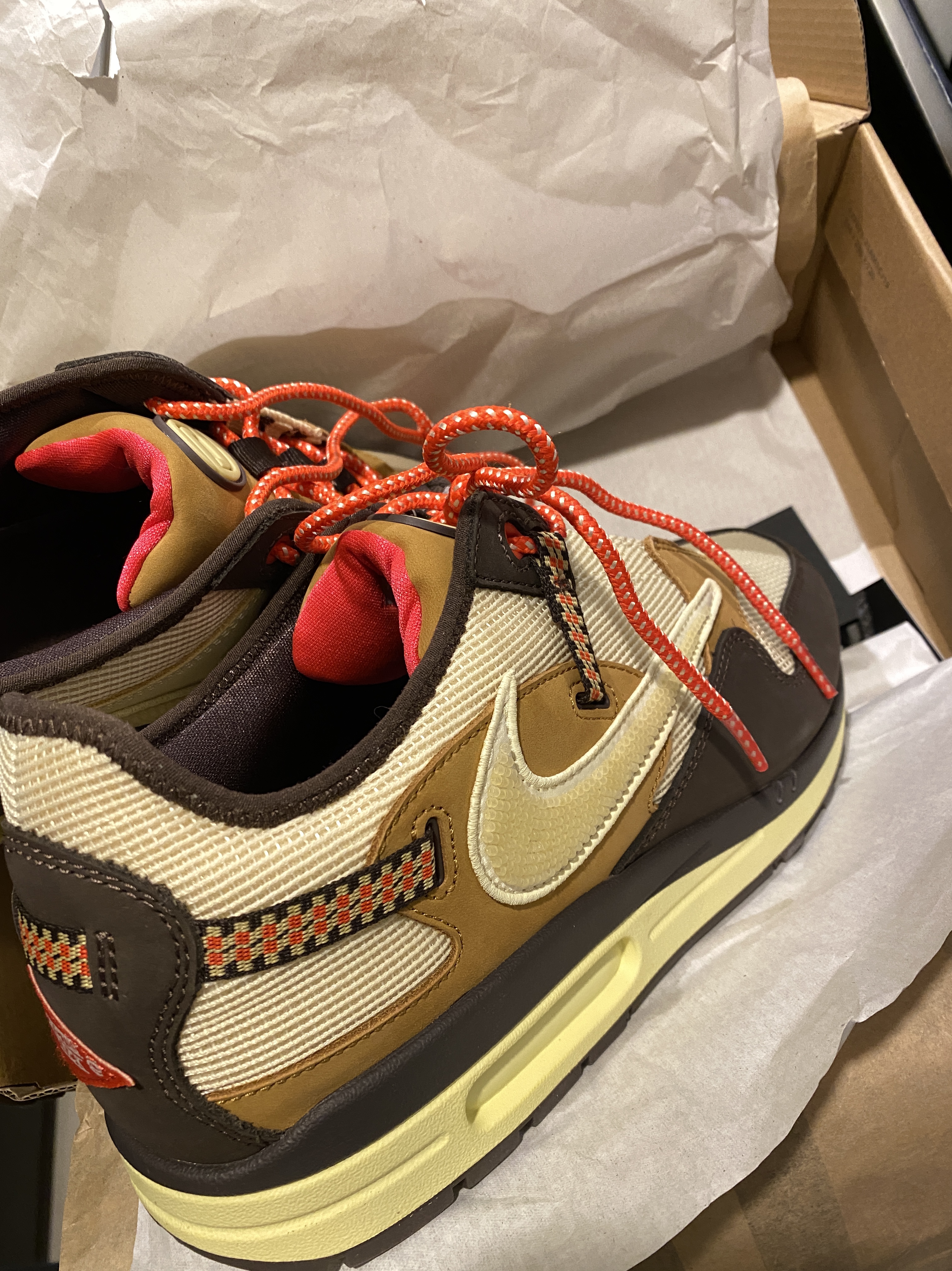 Jordan 1 x Travis Scott x Fragment Retro Low OG SP Military Blue, Jordan 1 x Travis Scott Retro High OG SP Mocha 착용 스타일 - 1