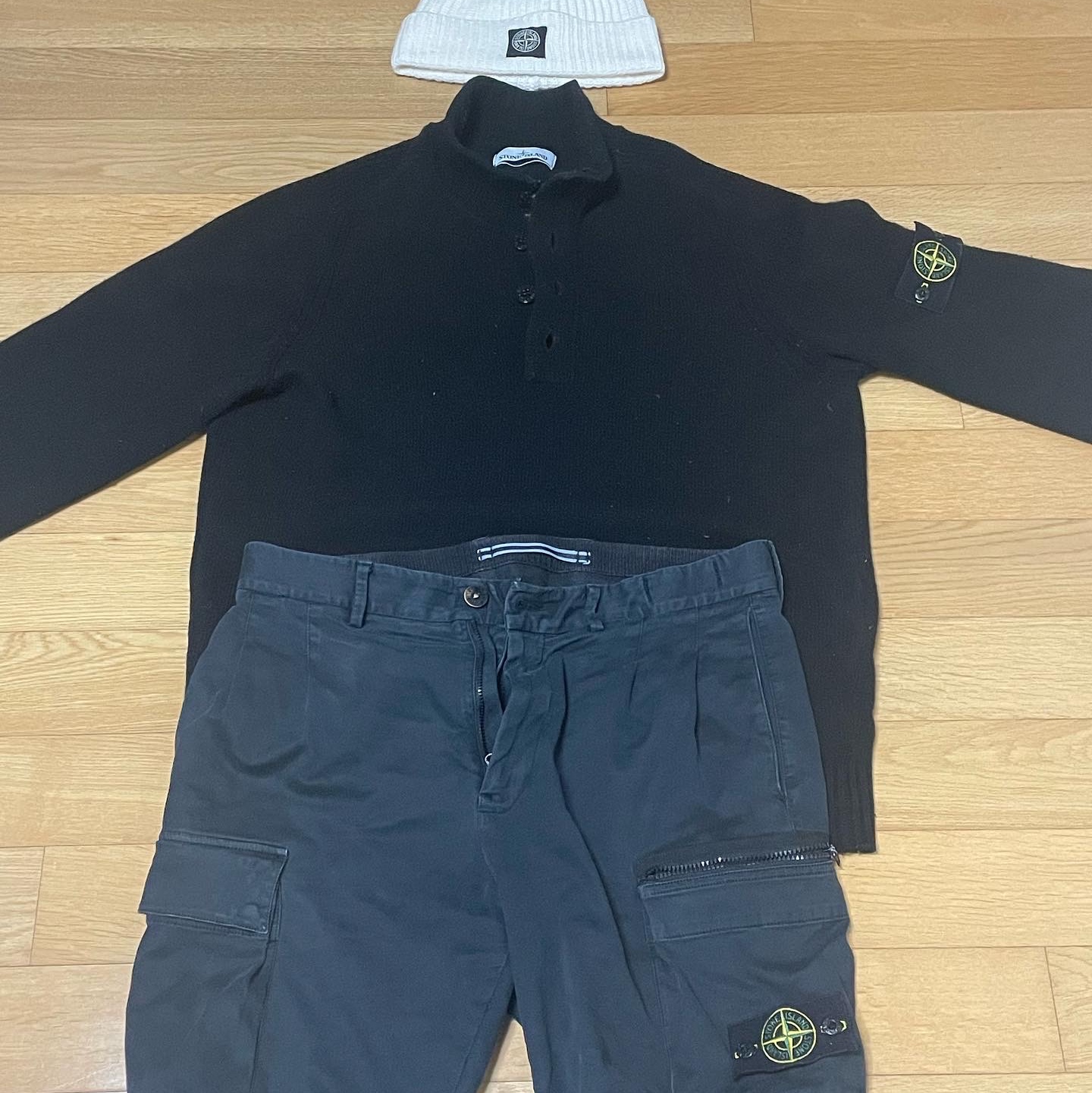 Stone Island N10B5 Geelong Wool Beanie Off White - 21FW, Stone Island 532A3 Half Zip Lambswool Sweater Dove Grey - 20FW 착용 스타일 - 3