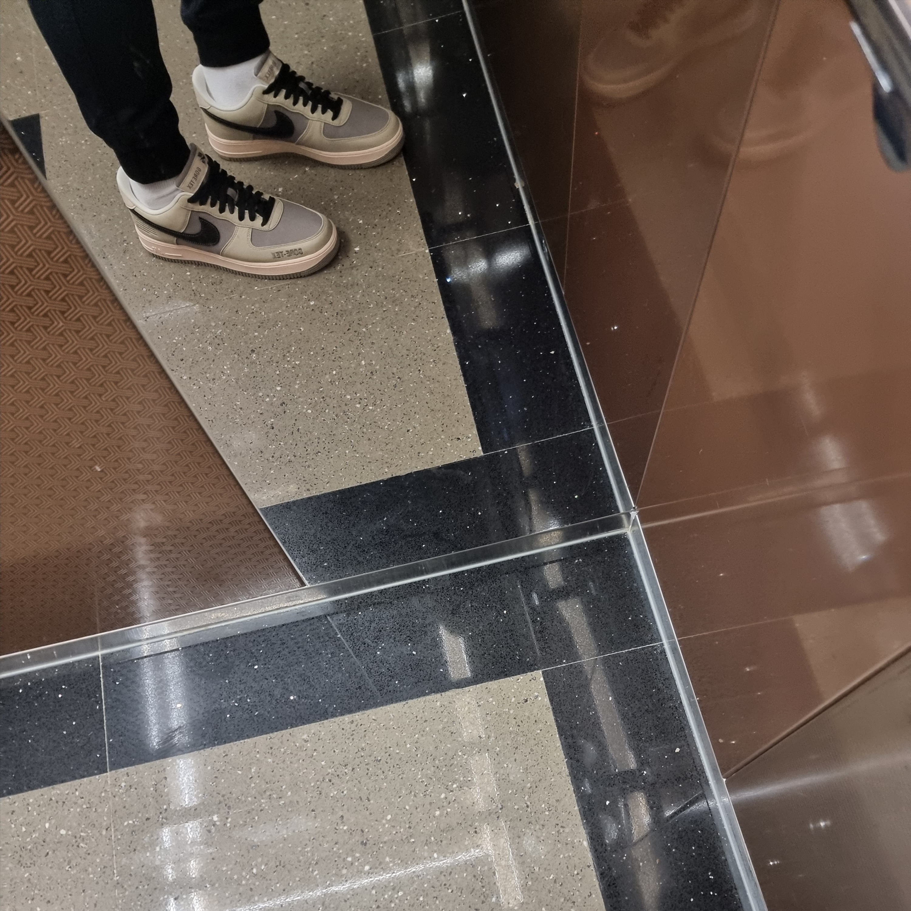 Nike Air Force 1 Low Gore-Tex Olive 착용 스타일