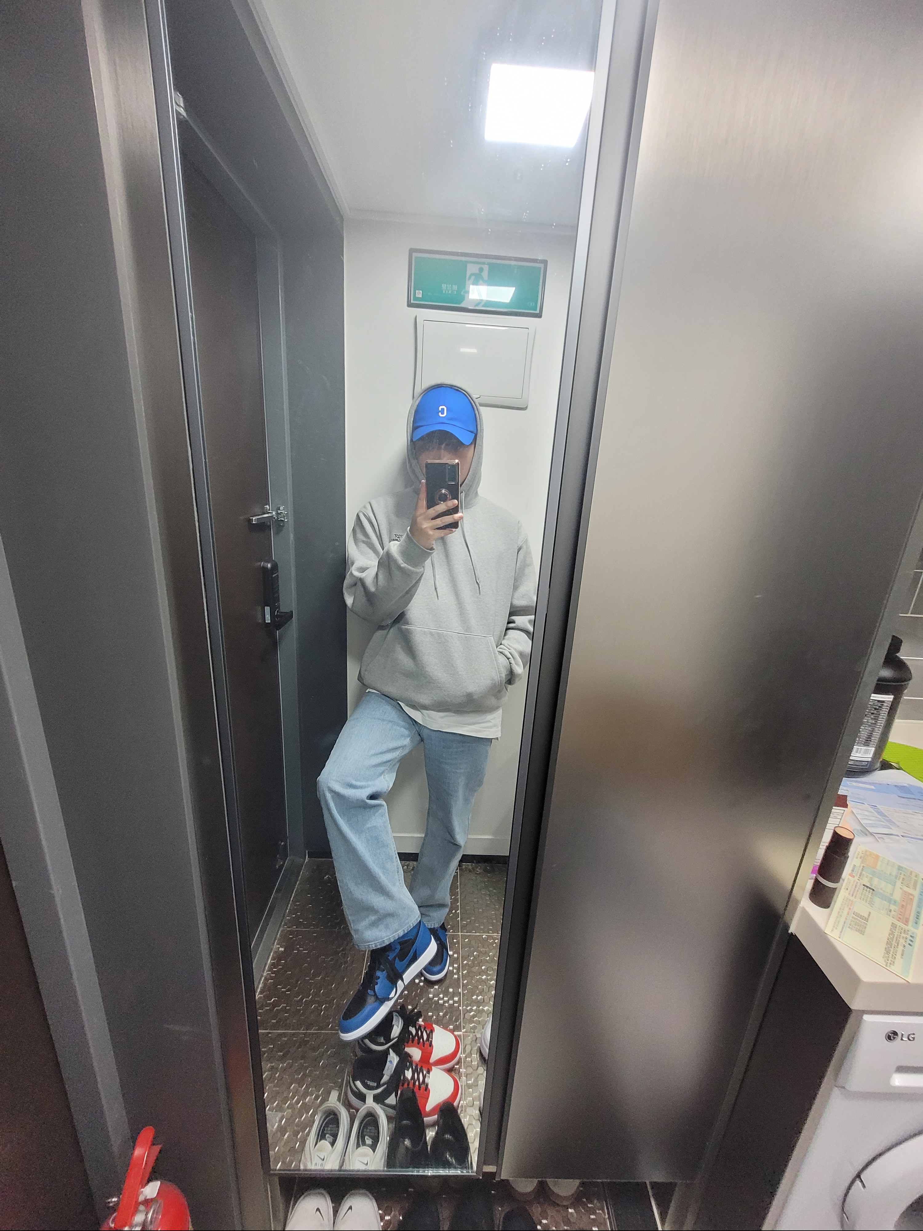 Jordan 1 Retro High OG Dark Marina Blue, Nike x NBA Dunk Low Retro EMB Black and Chile Red 착용 스타일 - 3