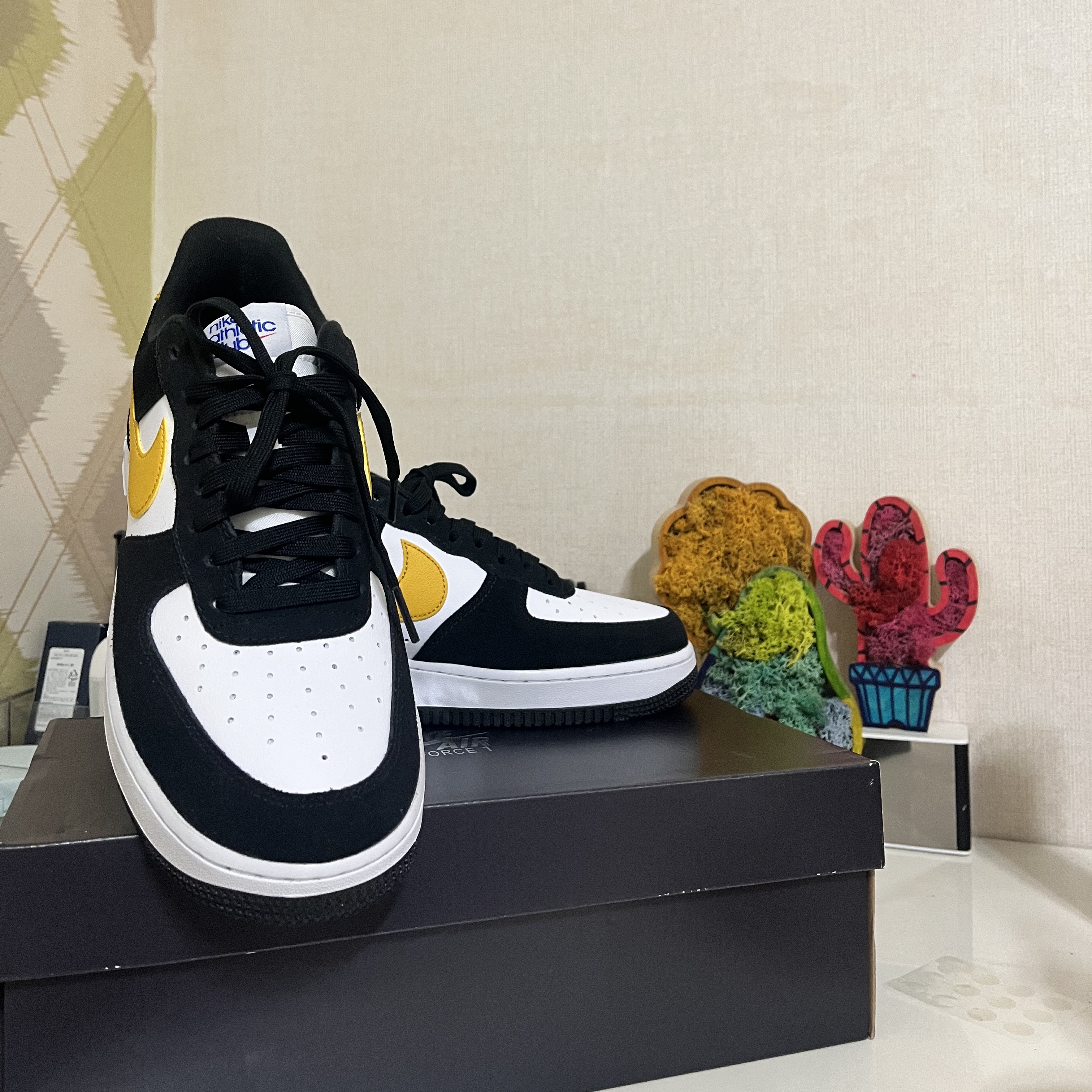 Nike Air Force 1 '07 LV8 Athletic Club Black Dark Sulfur 착용 스타일