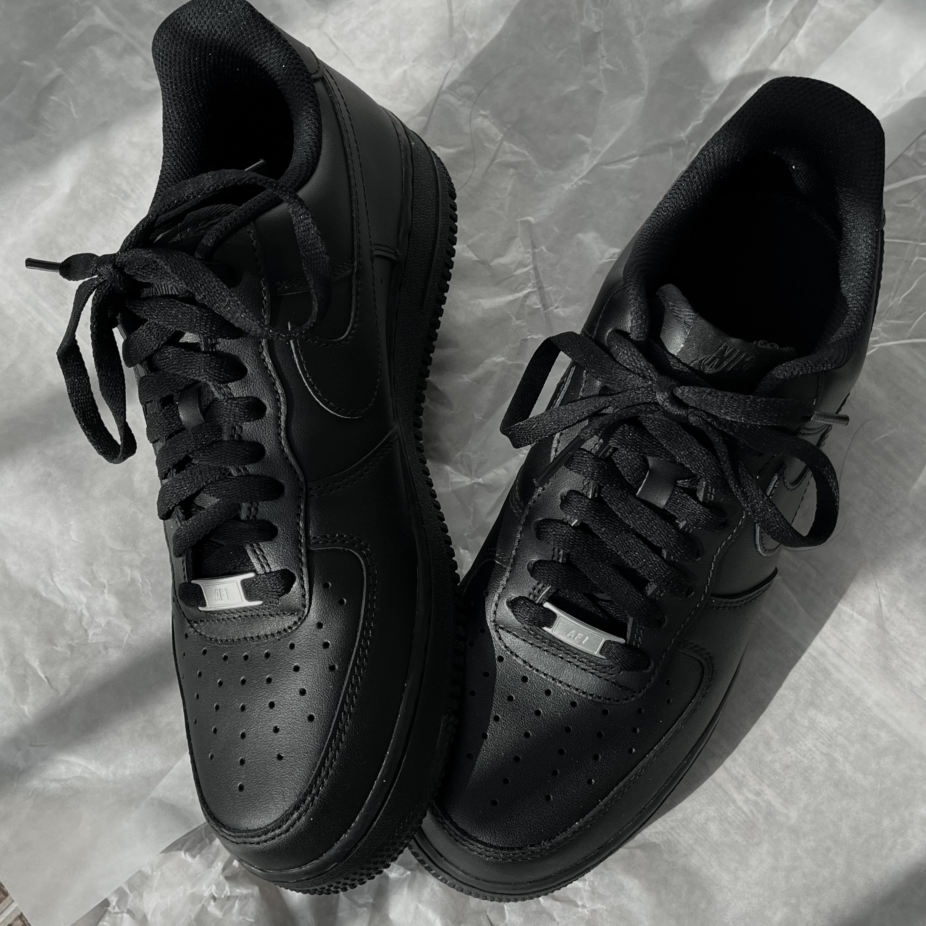 Nike Air Force 1 '07 Low Triple Black 착용 스타일