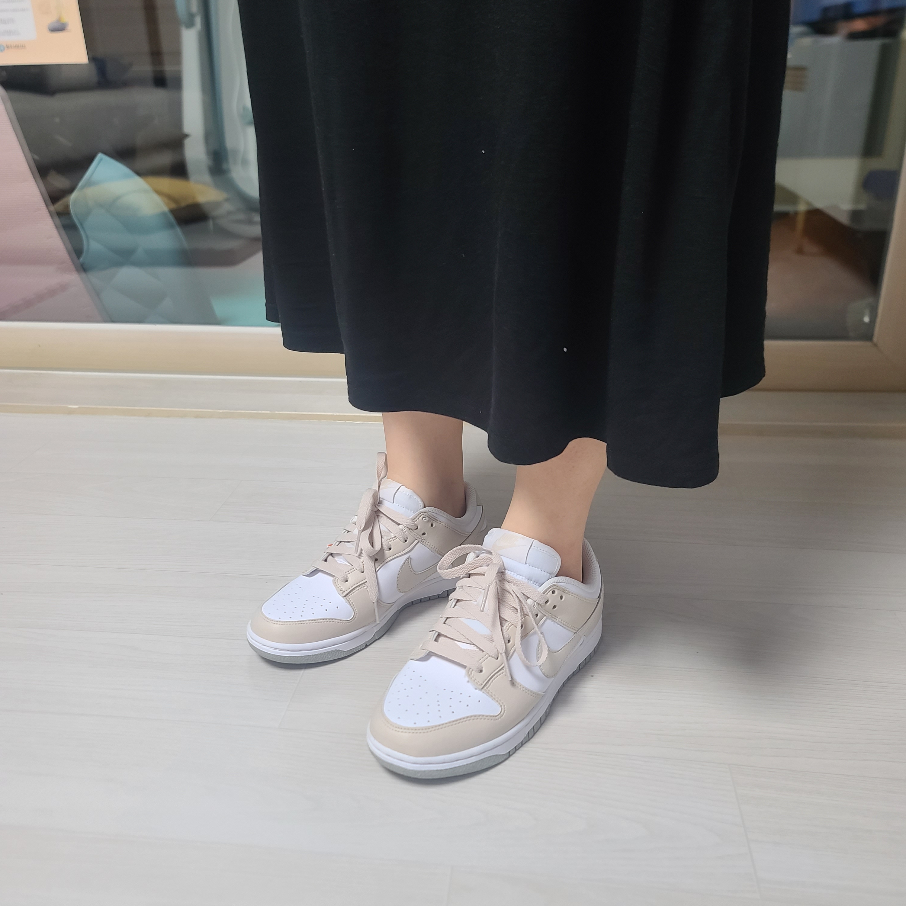 (W) Nike Dunk Low Next Nature Light Orewood Brown 착용 스타일 - 3