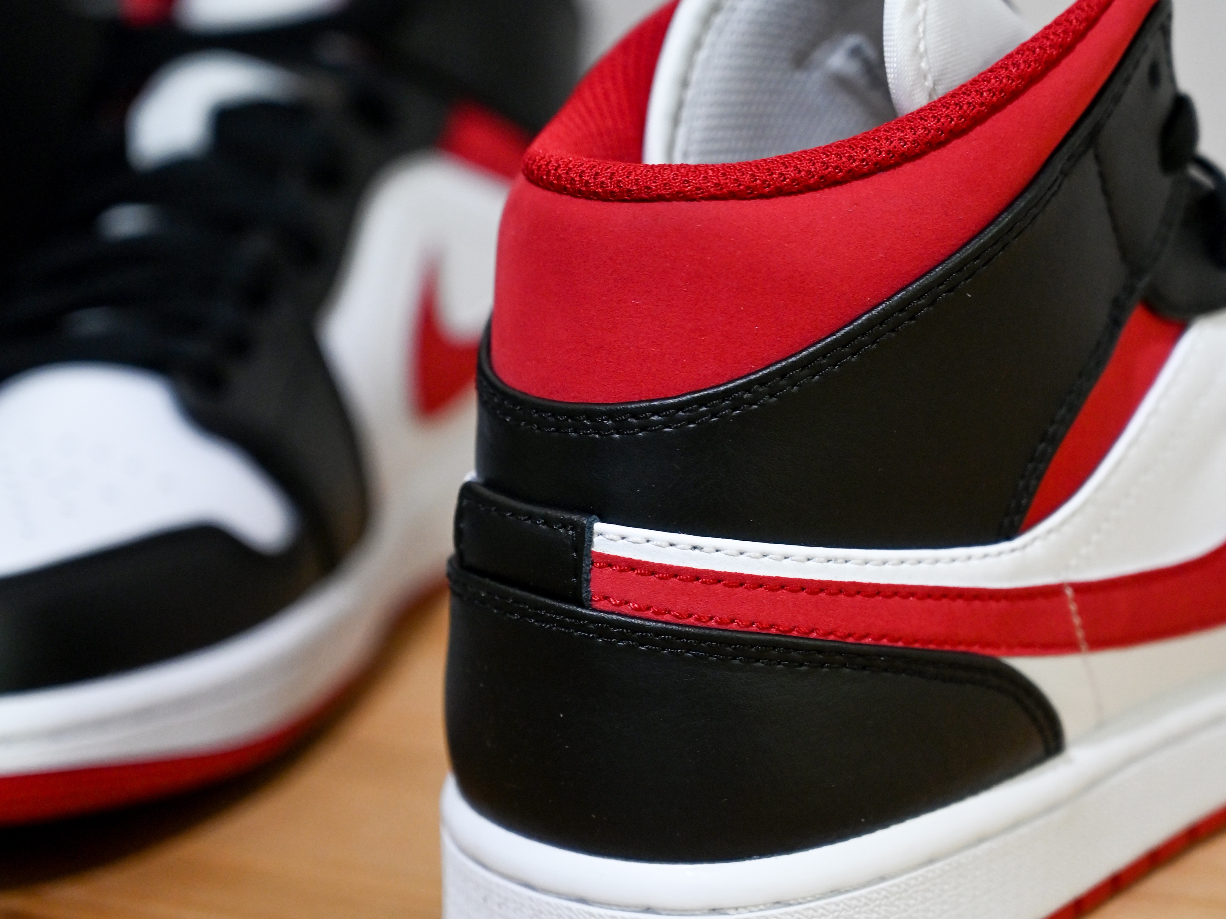 Jordan 1 Mid Gym Red Black White 착용 스타일 - 2