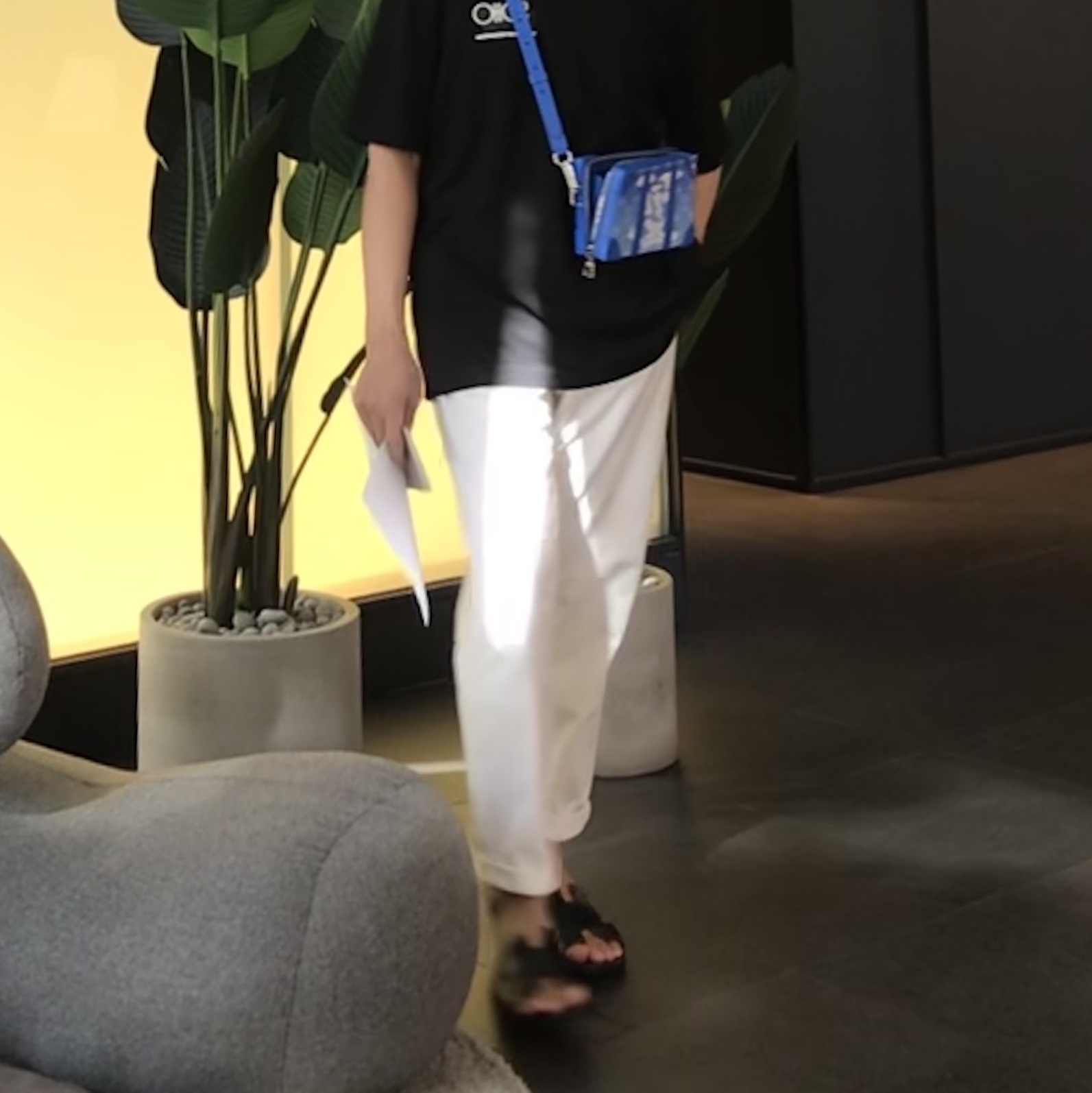 Hermes Izmir Sandal Nappa & Noir Bleu Faien, Hermes Izmir Sandal Calfskin & Noir 착용 스타일 - 4