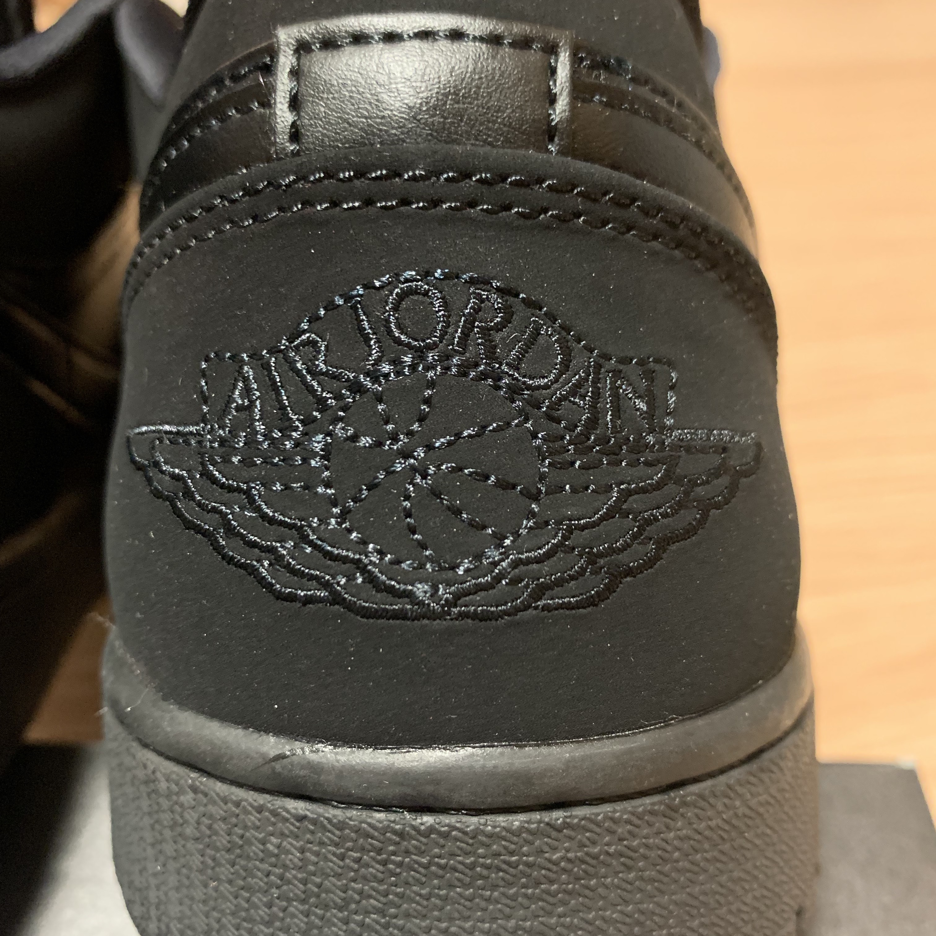 Jordan 1 Low Triple Black 착용 스타일 - 3