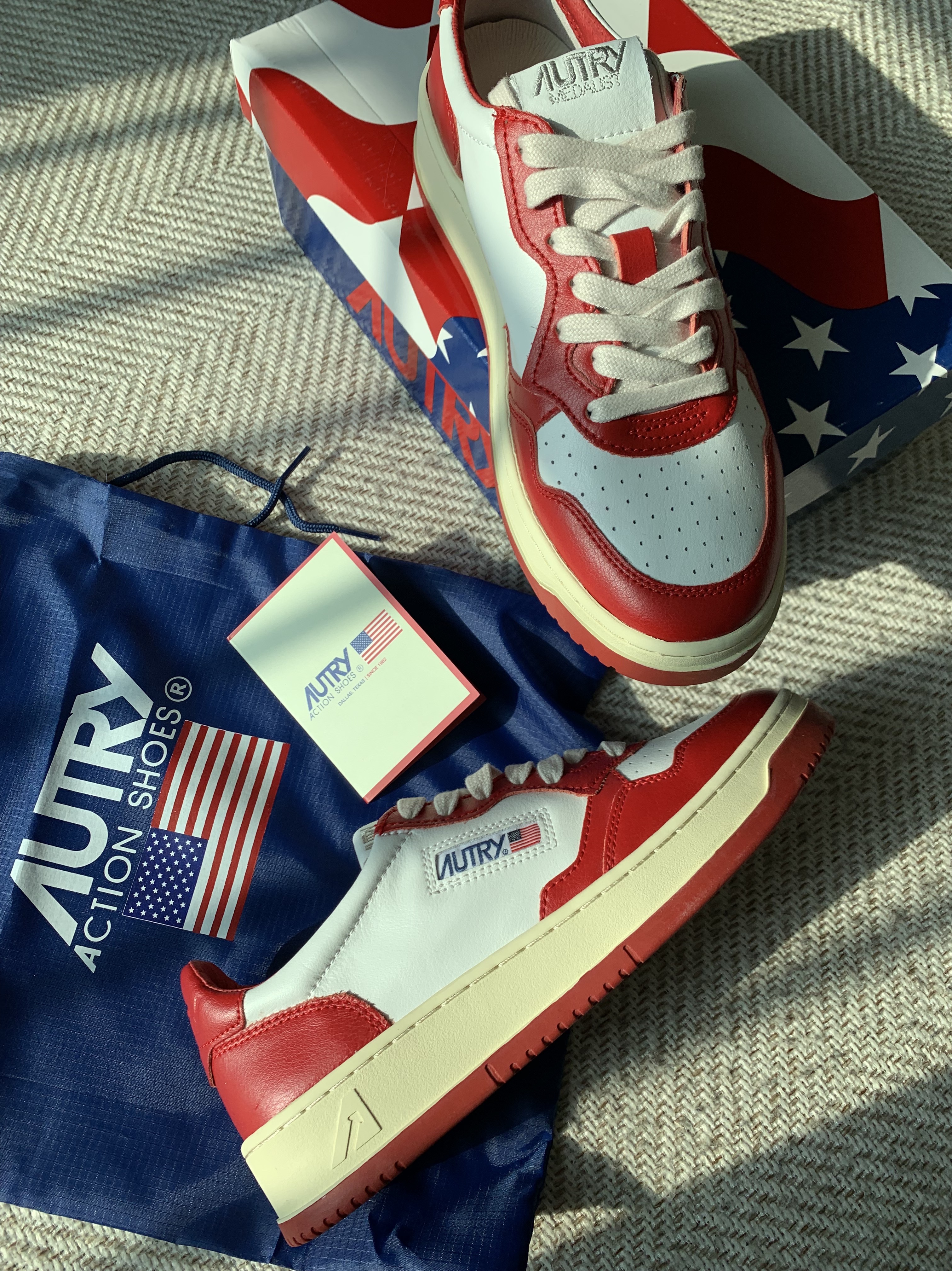 Autry Medalist Low Leather Sneakers Red White 착용 스타일