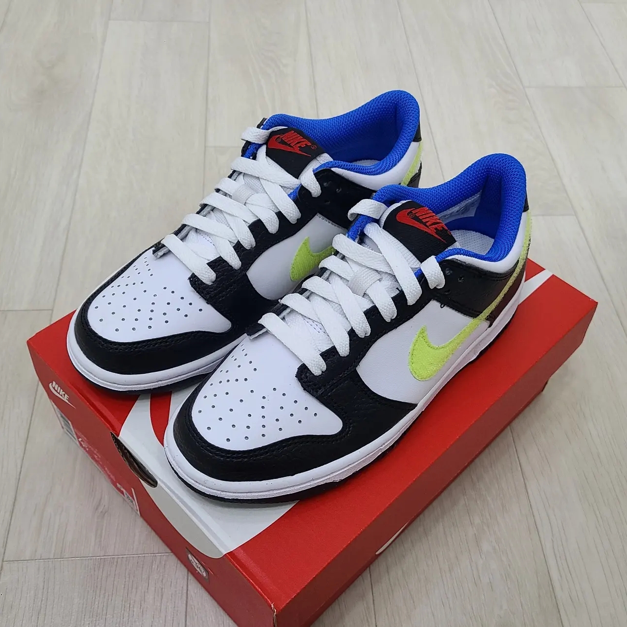 (GS) Nike Dunk Low Signal Blue Lemon Twist 착용 스타일 - 2