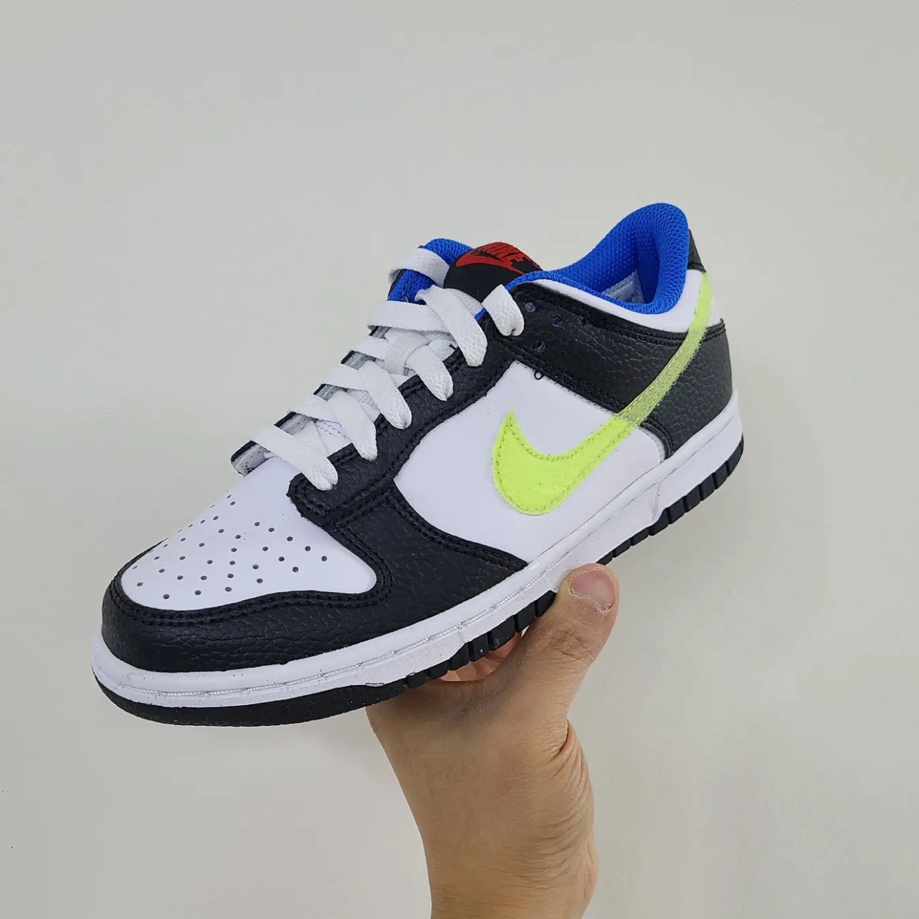 (GS) Nike Dunk Low Signal Blue Lemon Twist 착용 스타일 - 1