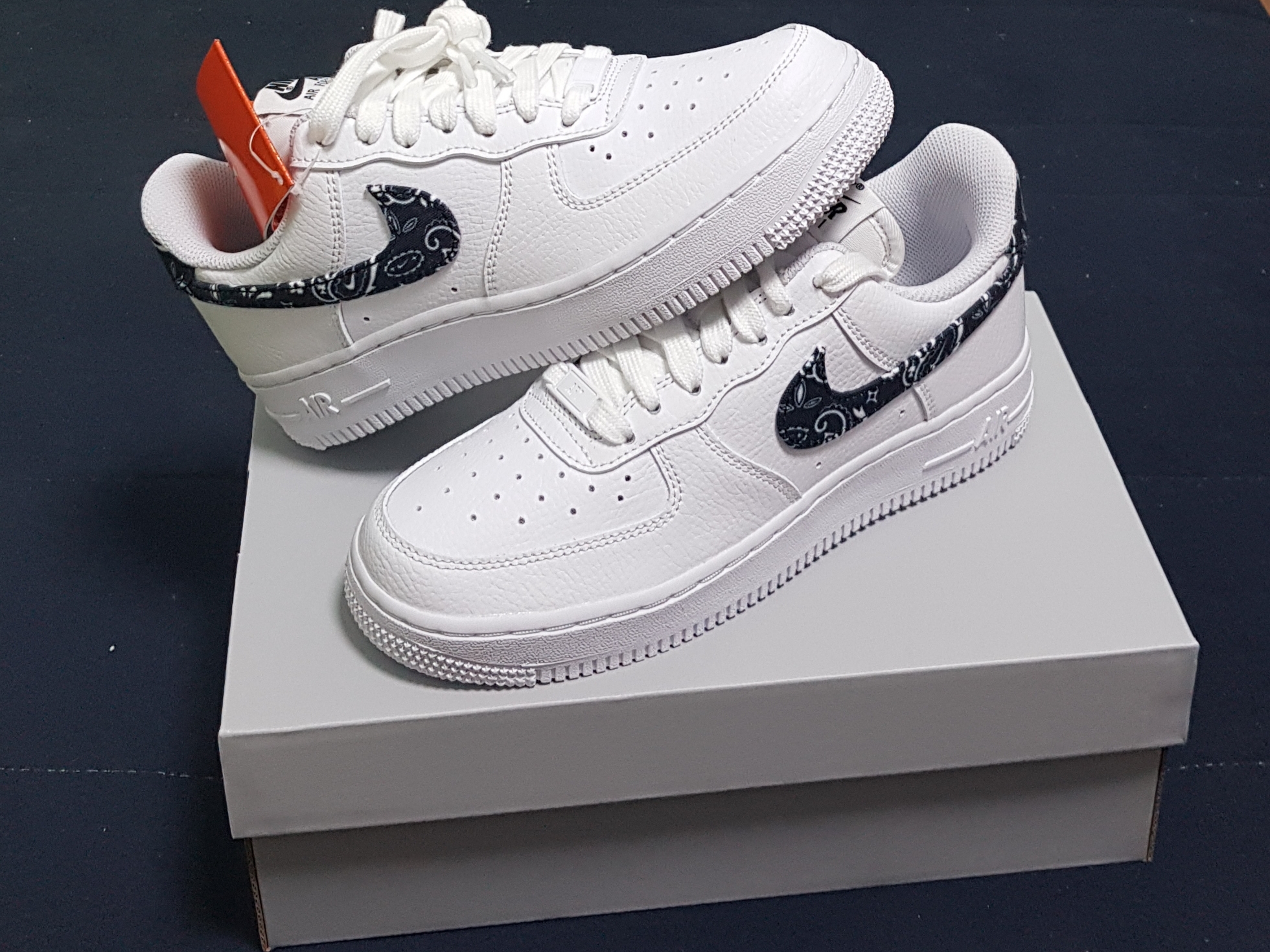(W) Nike Air Force 1 '07 Essential Paisley Swoosh White Black 착용 스타일 - 1