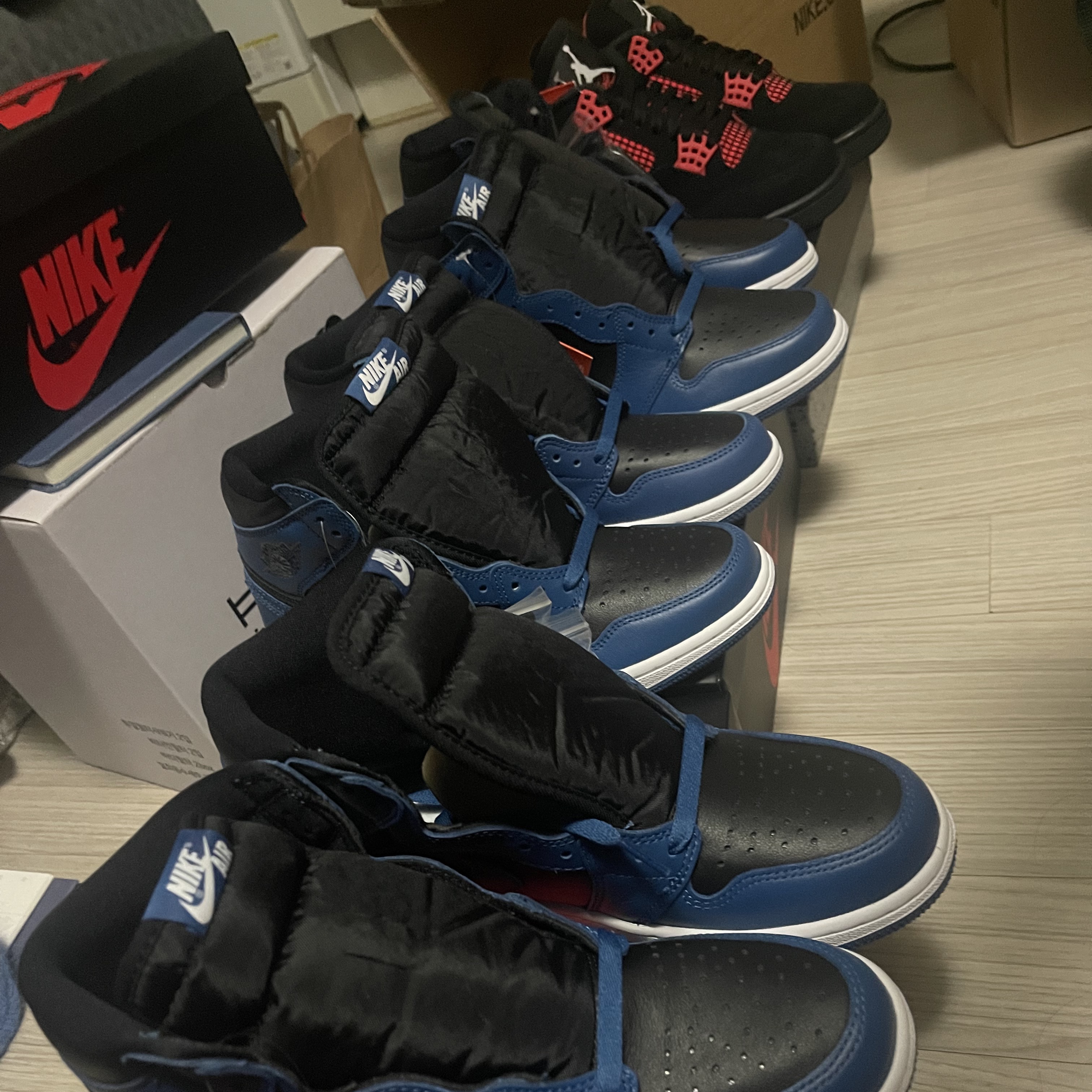 Jordan 1 Retro High OG Dark Marina Blue, Jordan 4 Retro Crimson 착용 스타일