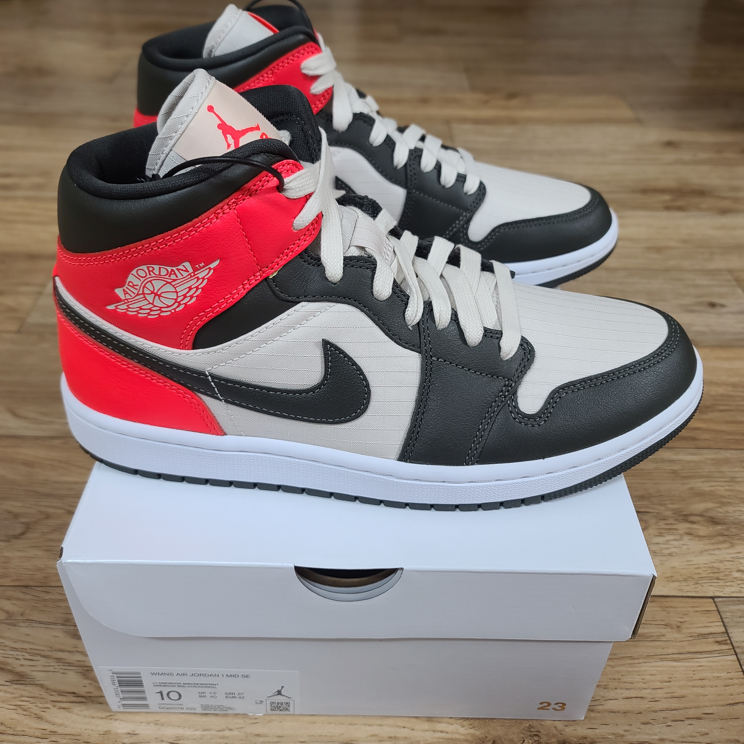 (W) Jordan 1 Mid SE Newsprint 착용 스타일 - 3
