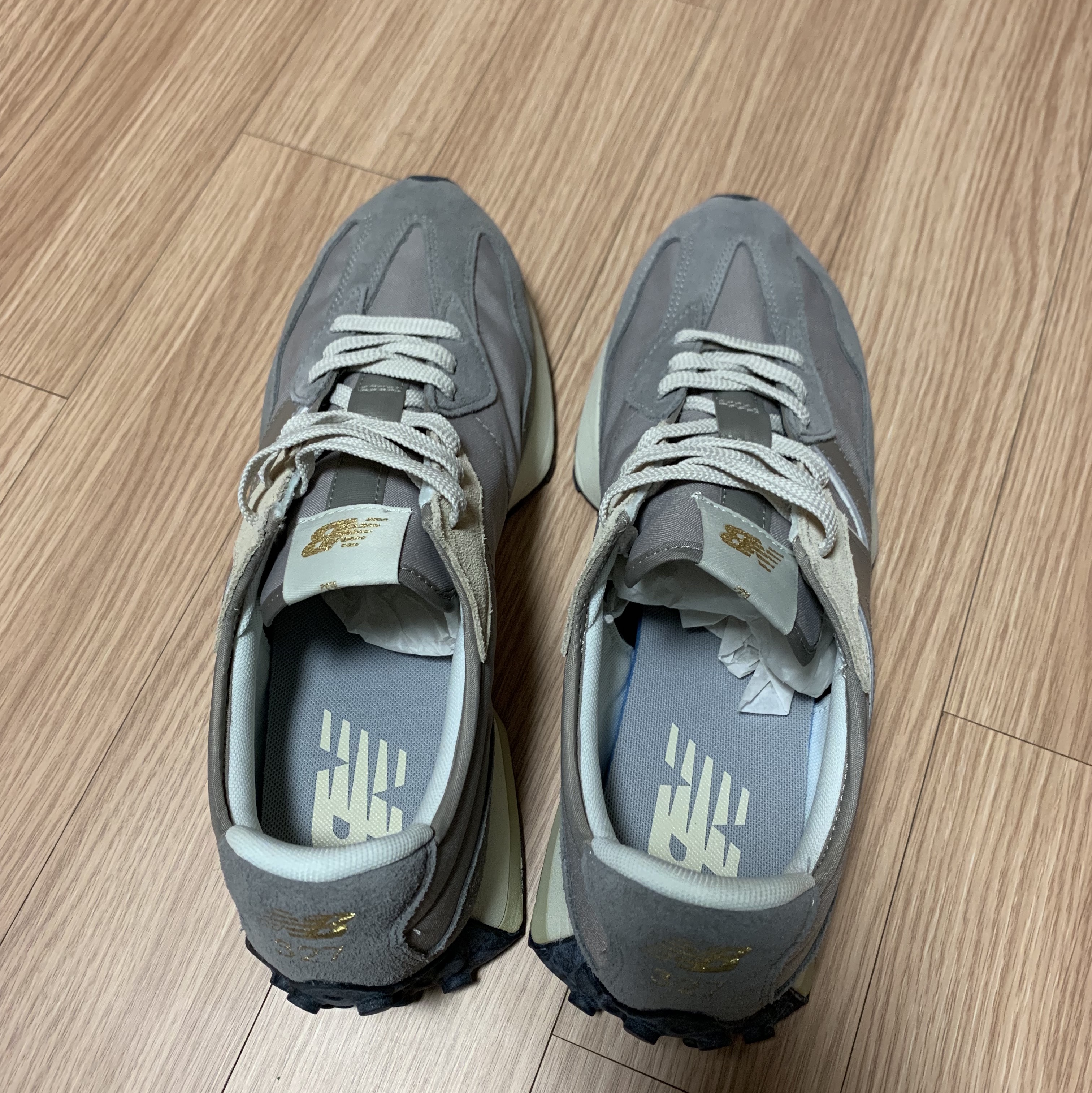 New Balance 327 Grey White Gold 착용 스타일 - 2