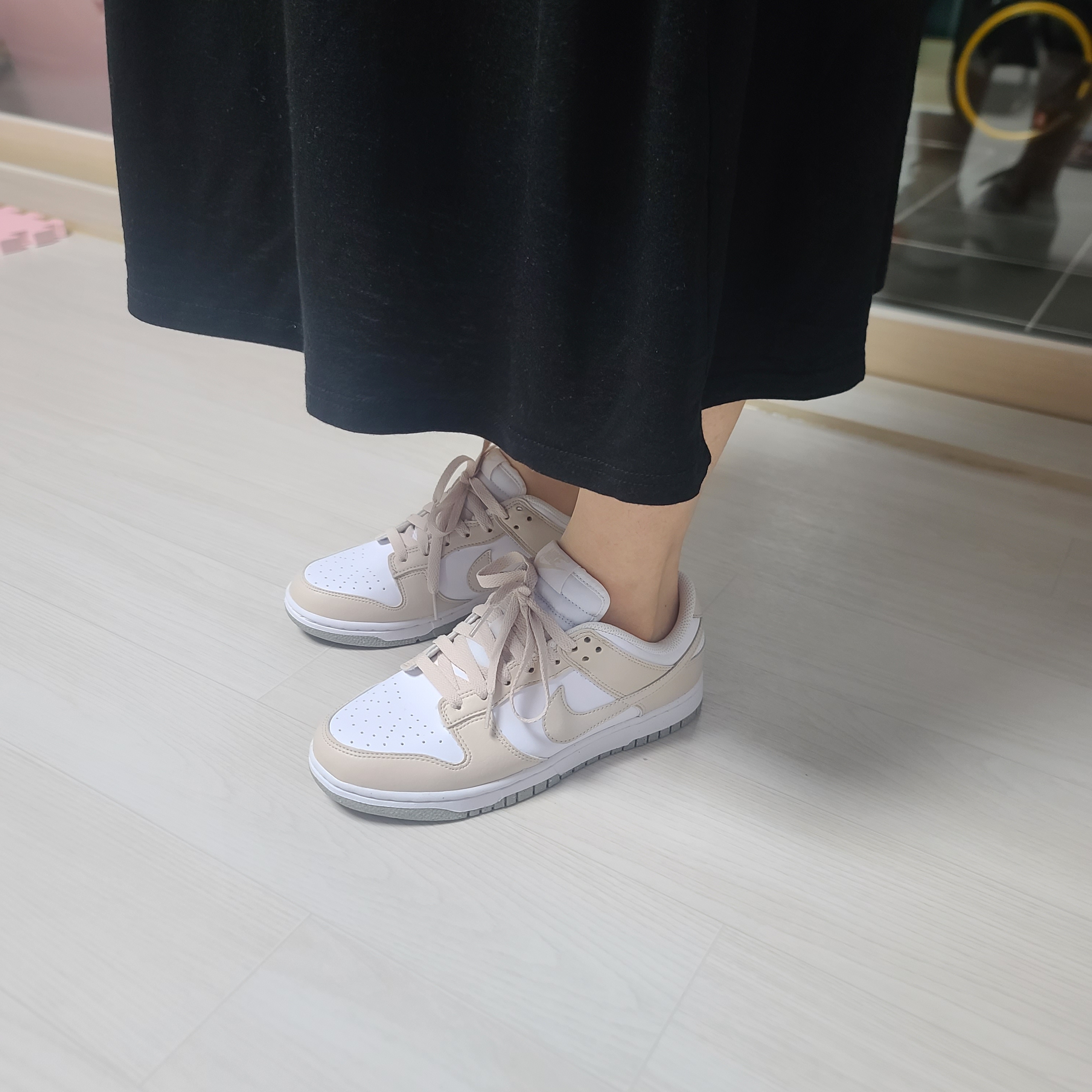 (W) Nike Dunk Low Next Nature Light Orewood Brown 착용 스타일 - 1