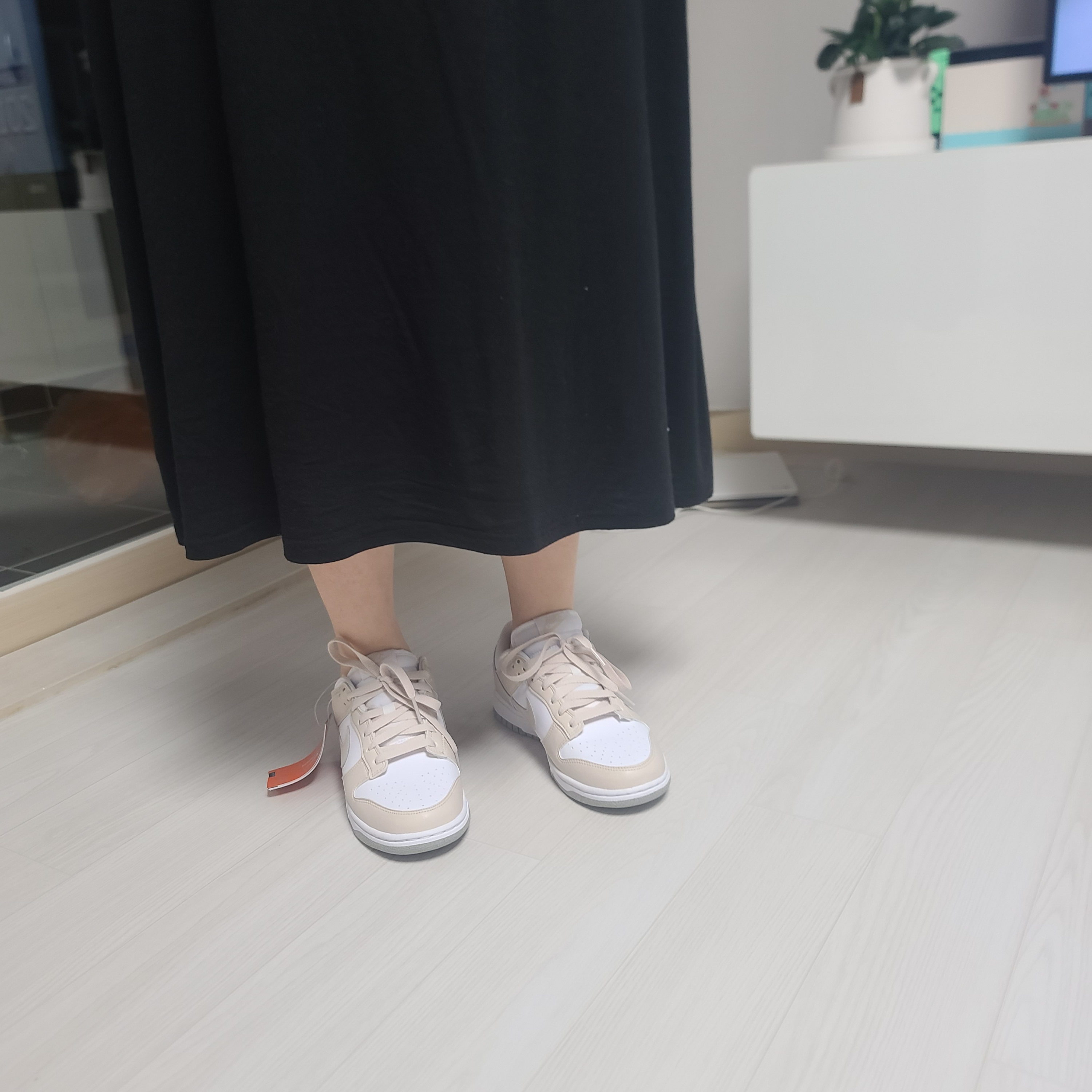 (W) Nike Dunk Low Next Nature Light Orewood Brown 착용 스타일 - 4