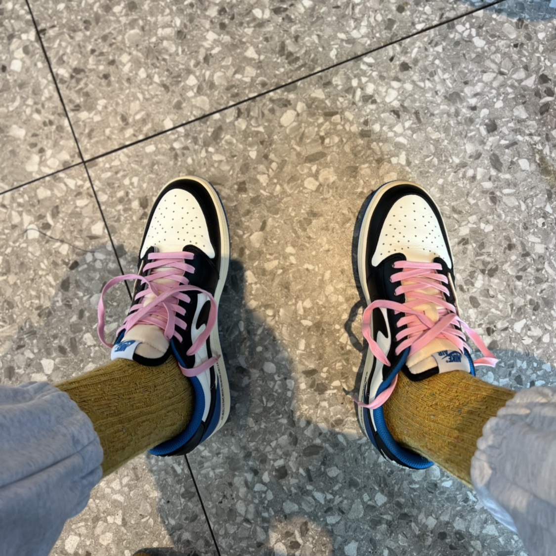 Jordan 1 x Travis Scott x Fragment Retro Low OG SP Military Blue 착용 스타일 - 2