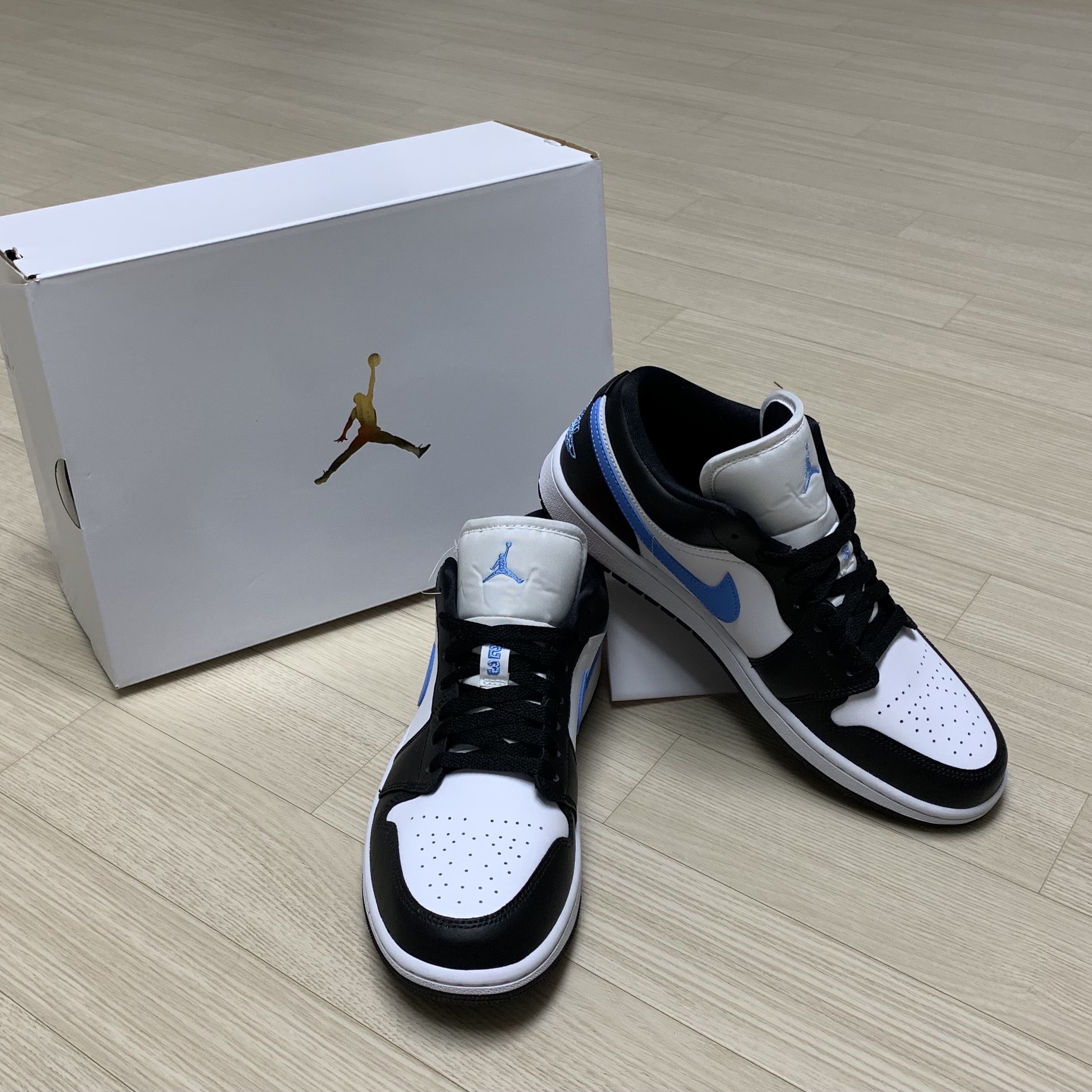 (W) Jordan 1 Low Black University Blue 착용 스타일 - 1