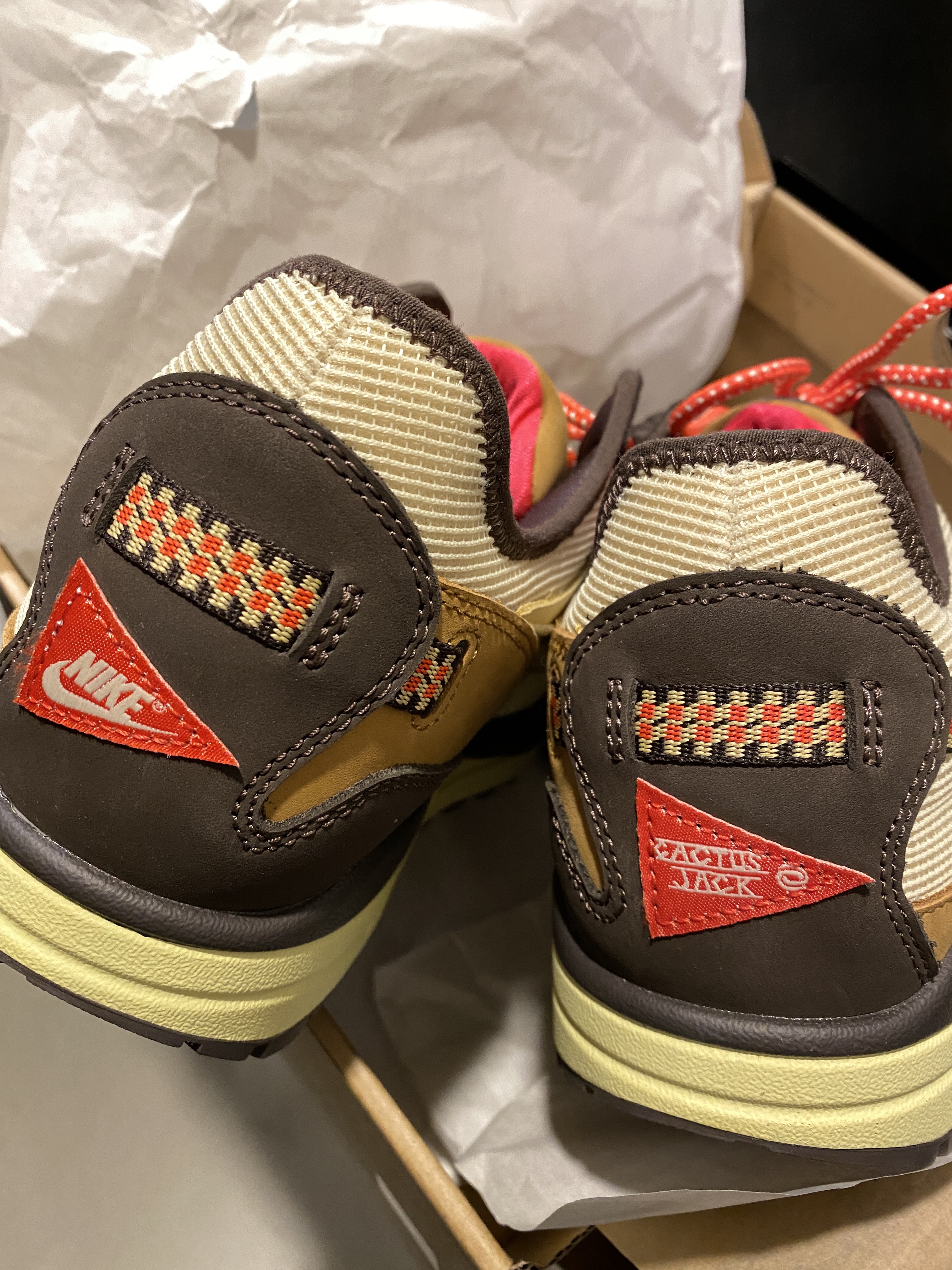 Jordan 1 x Travis Scott x Fragment Retro Low OG SP Military Blue, Jordan 1 x Travis Scott Retro High OG SP Mocha 착용 스타일 - 2