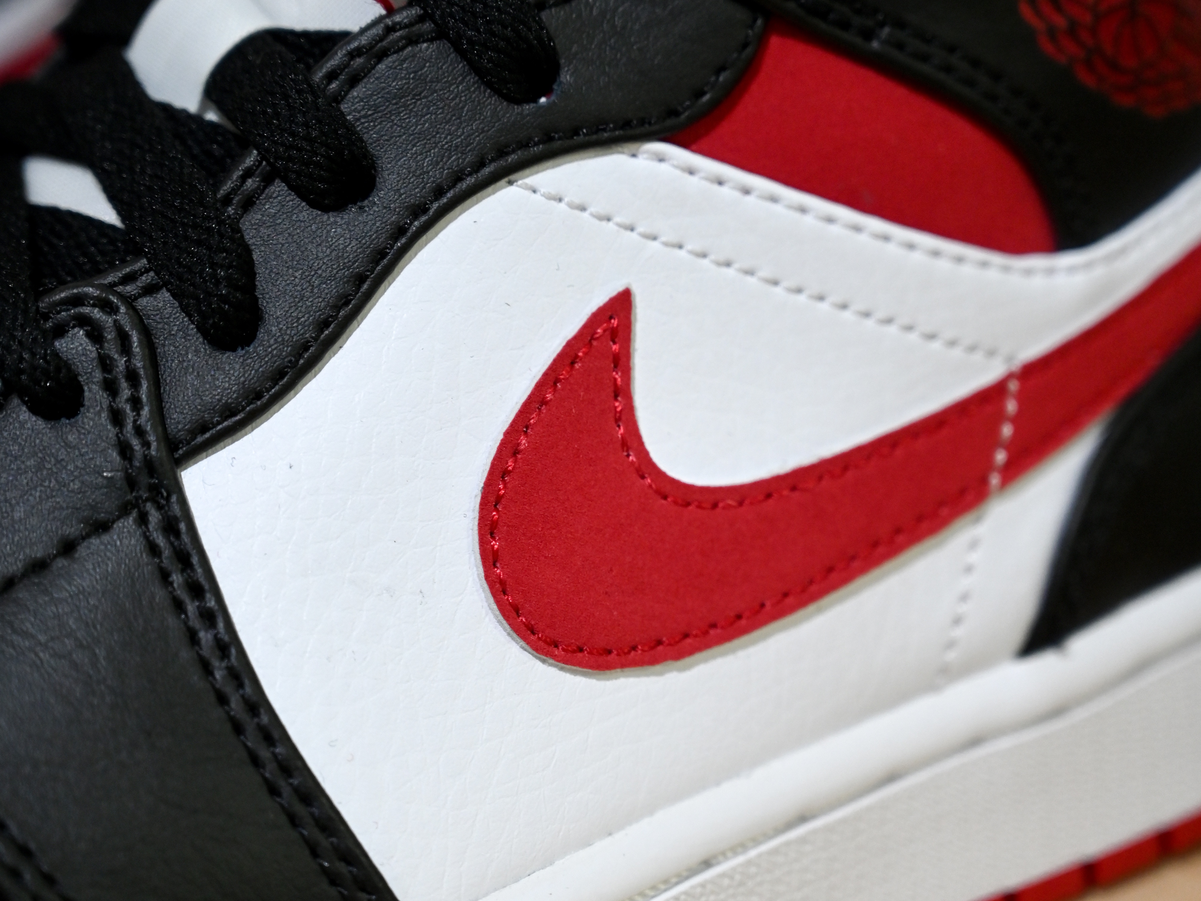Jordan 1 Mid Gym Red Black White 착용 스타일 - 3