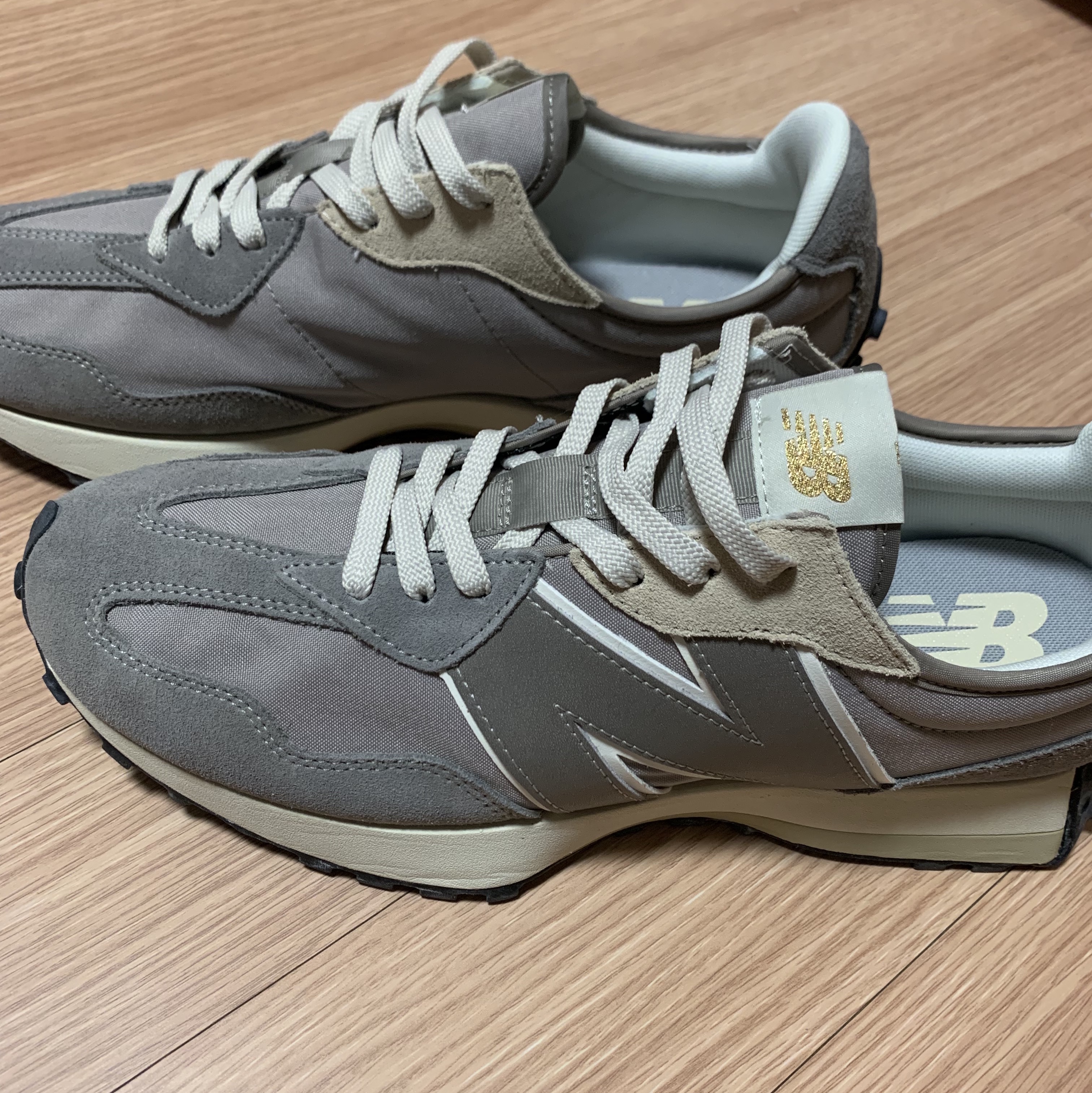 New Balance 327 Grey White Gold 착용 스타일 - 3