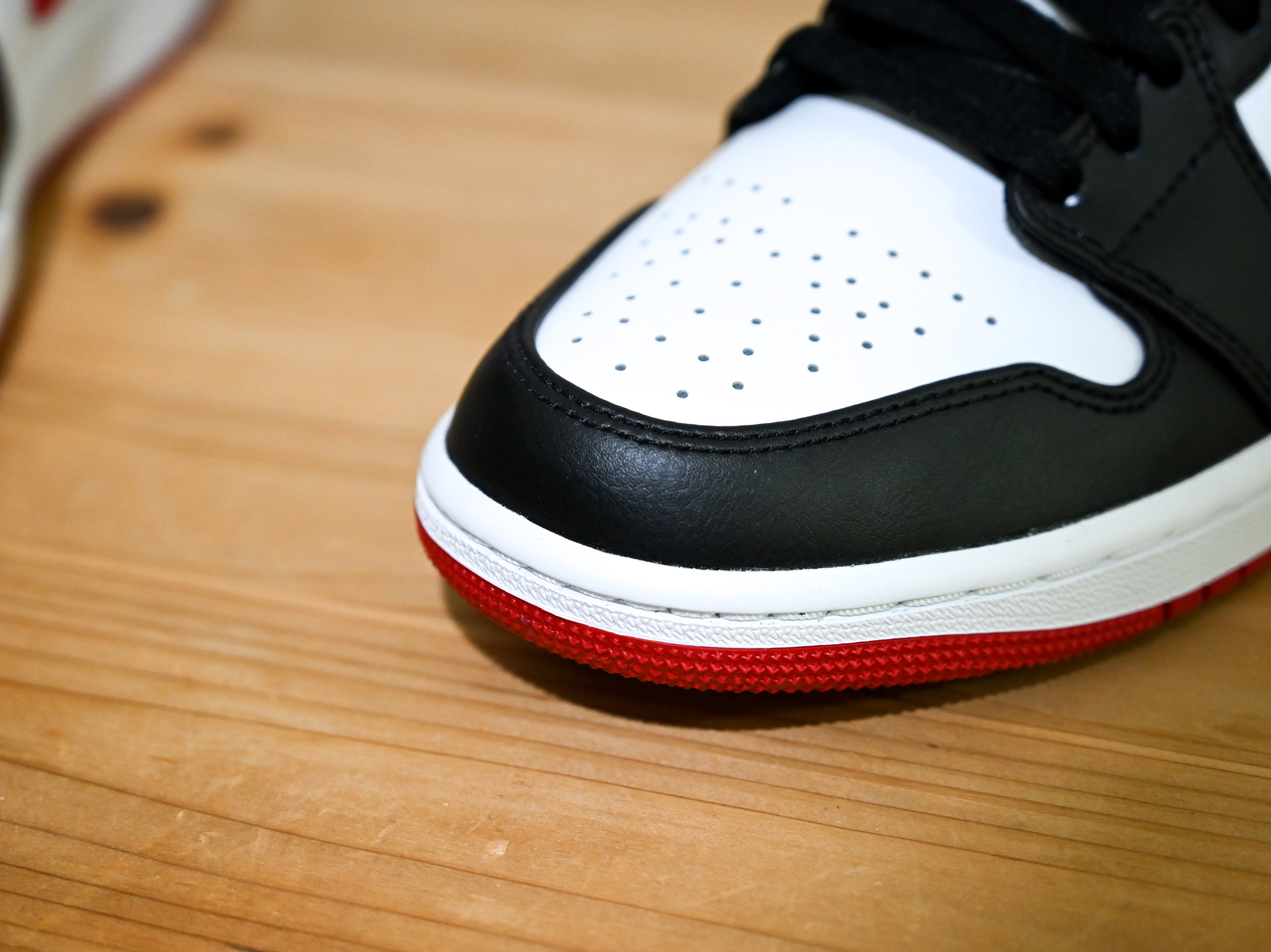 Jordan 1 Mid Gym Red Black White 착용 스타일 - 3