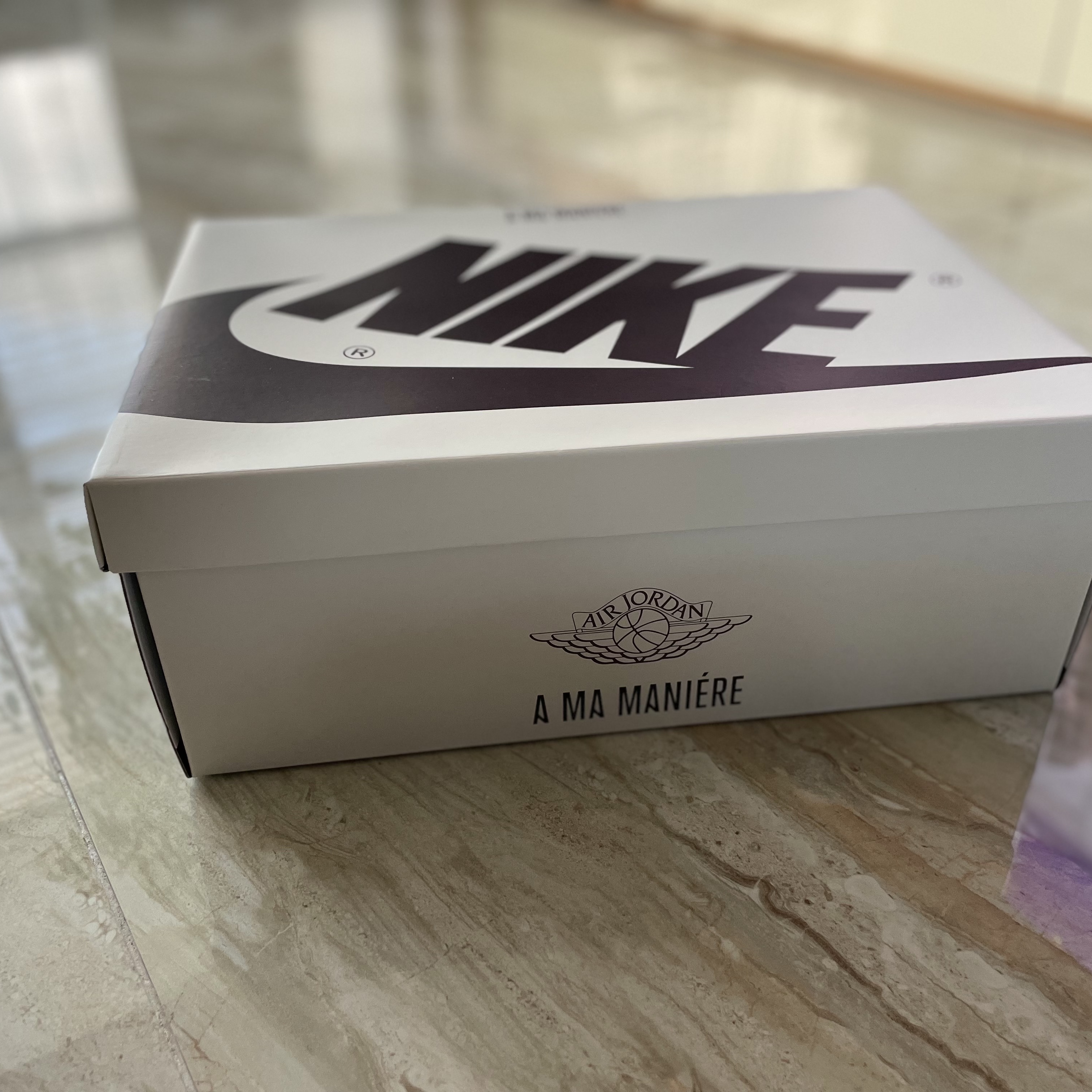 Jordan 1 x A Ma Maniere Retro High OG SP Sail and Burgundy 착용 스타일 - 3