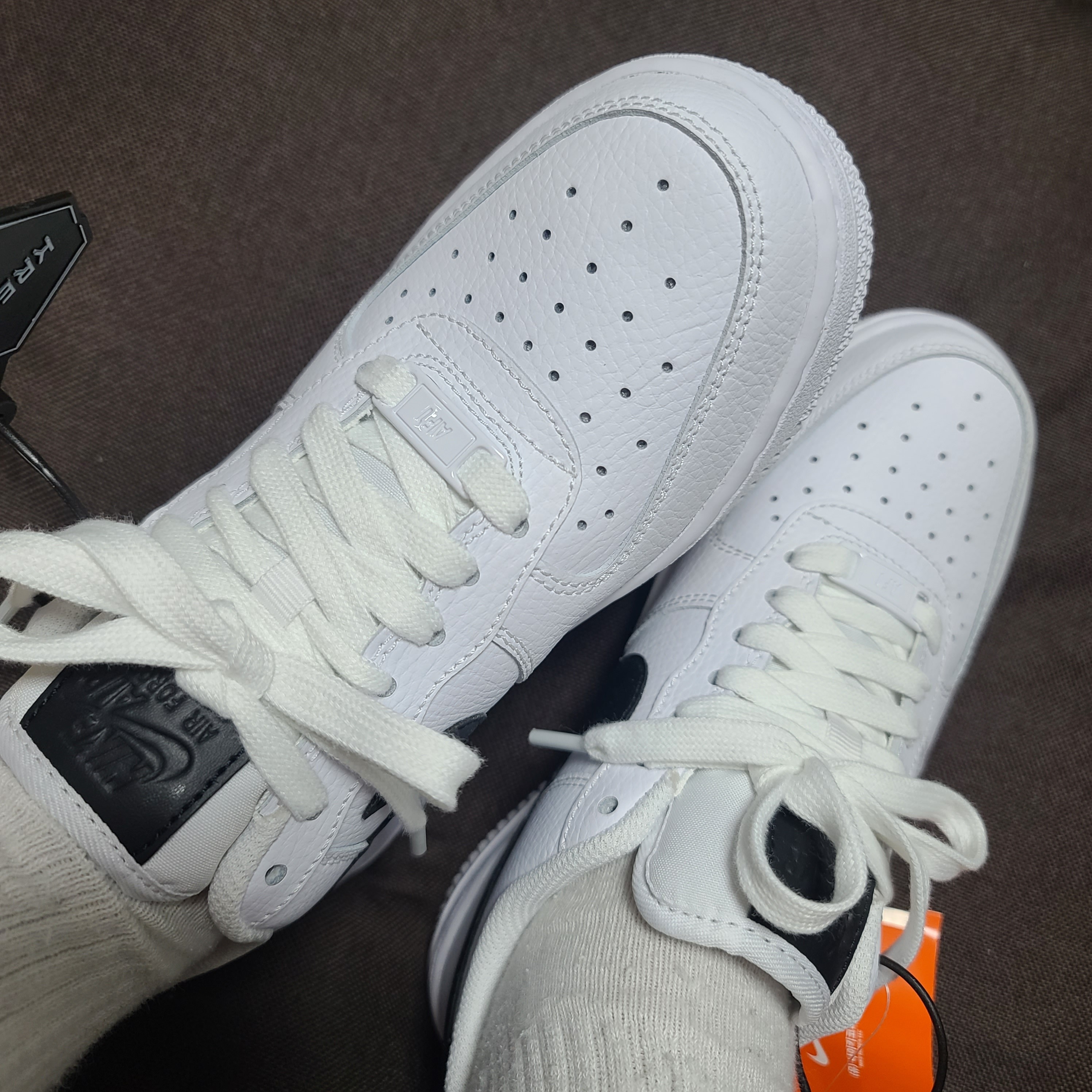 (W) Nike Air Force 1 '07 Low White Black 착용 스타일 - 2