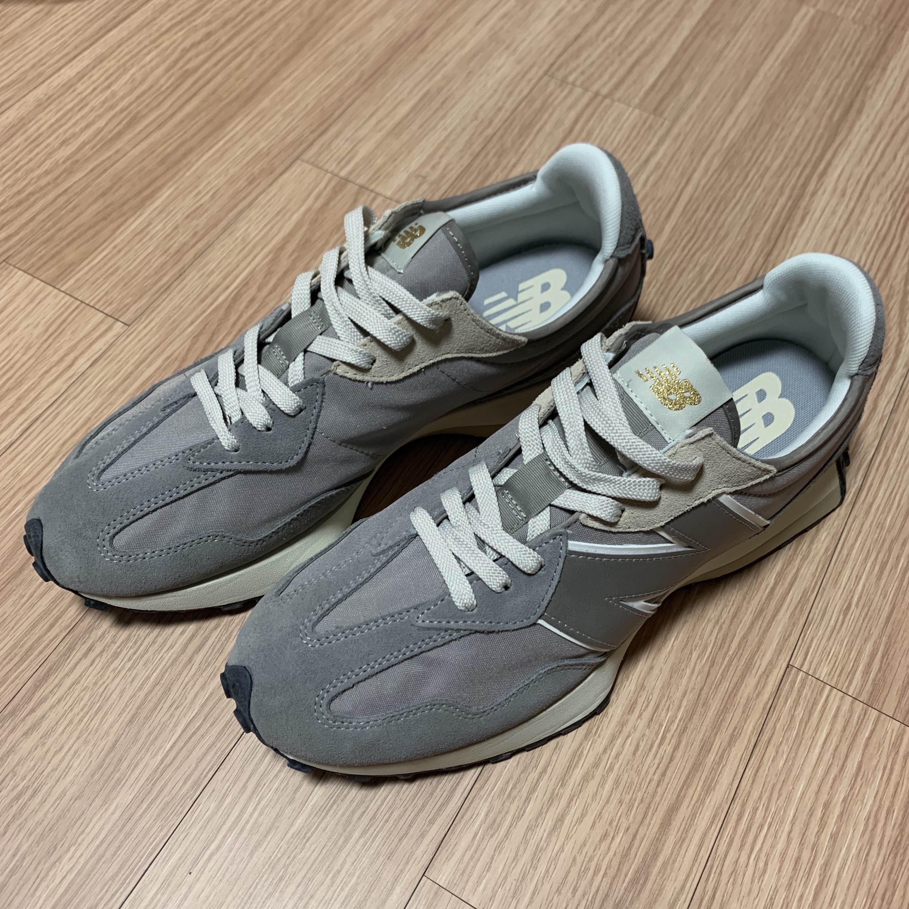 New Balance 327 Grey White Gold 착용 스타일 - 1